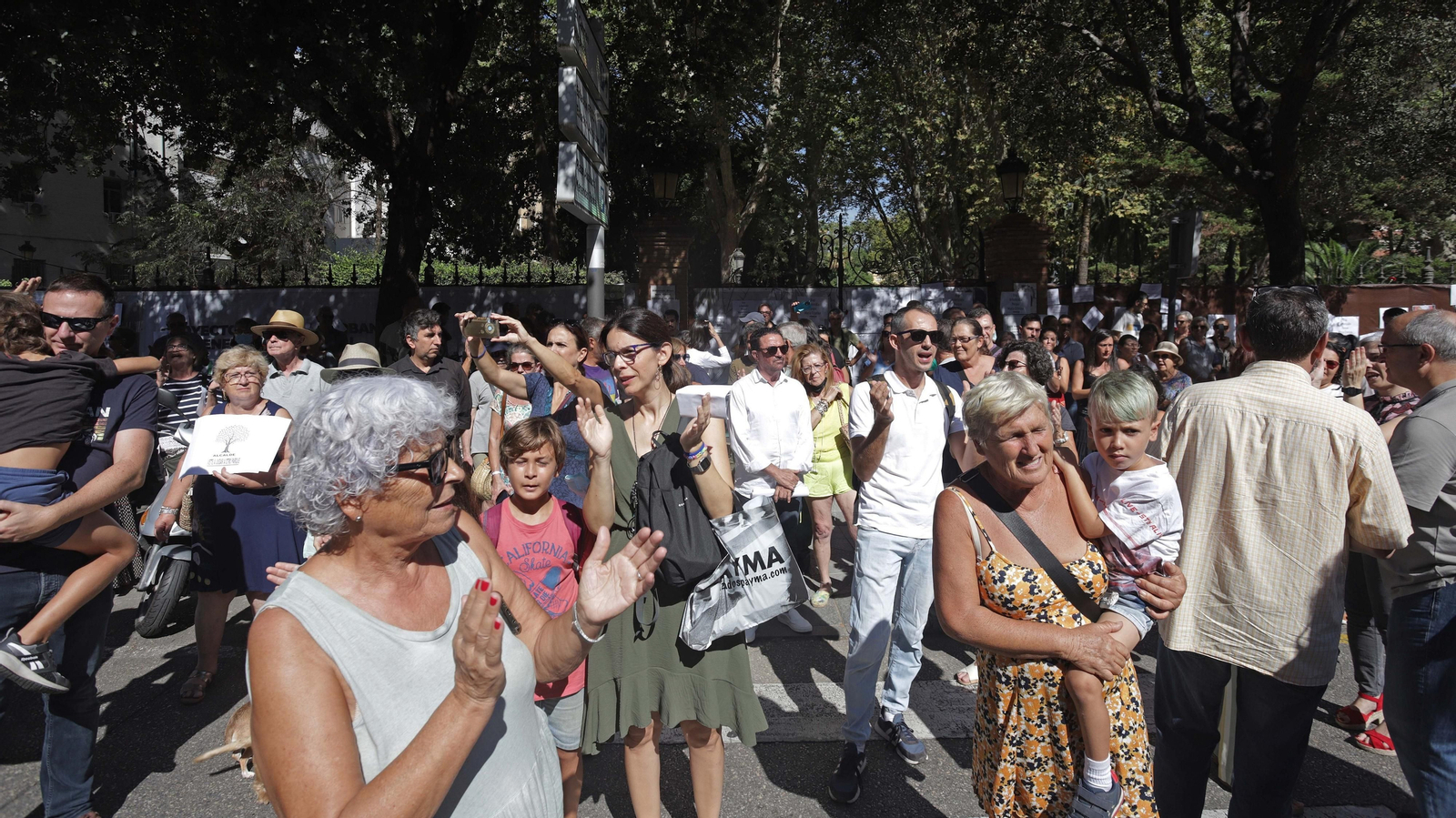 Fotos de las protestas contra la tala de árboles en el Parque María Cristina de Algeciras