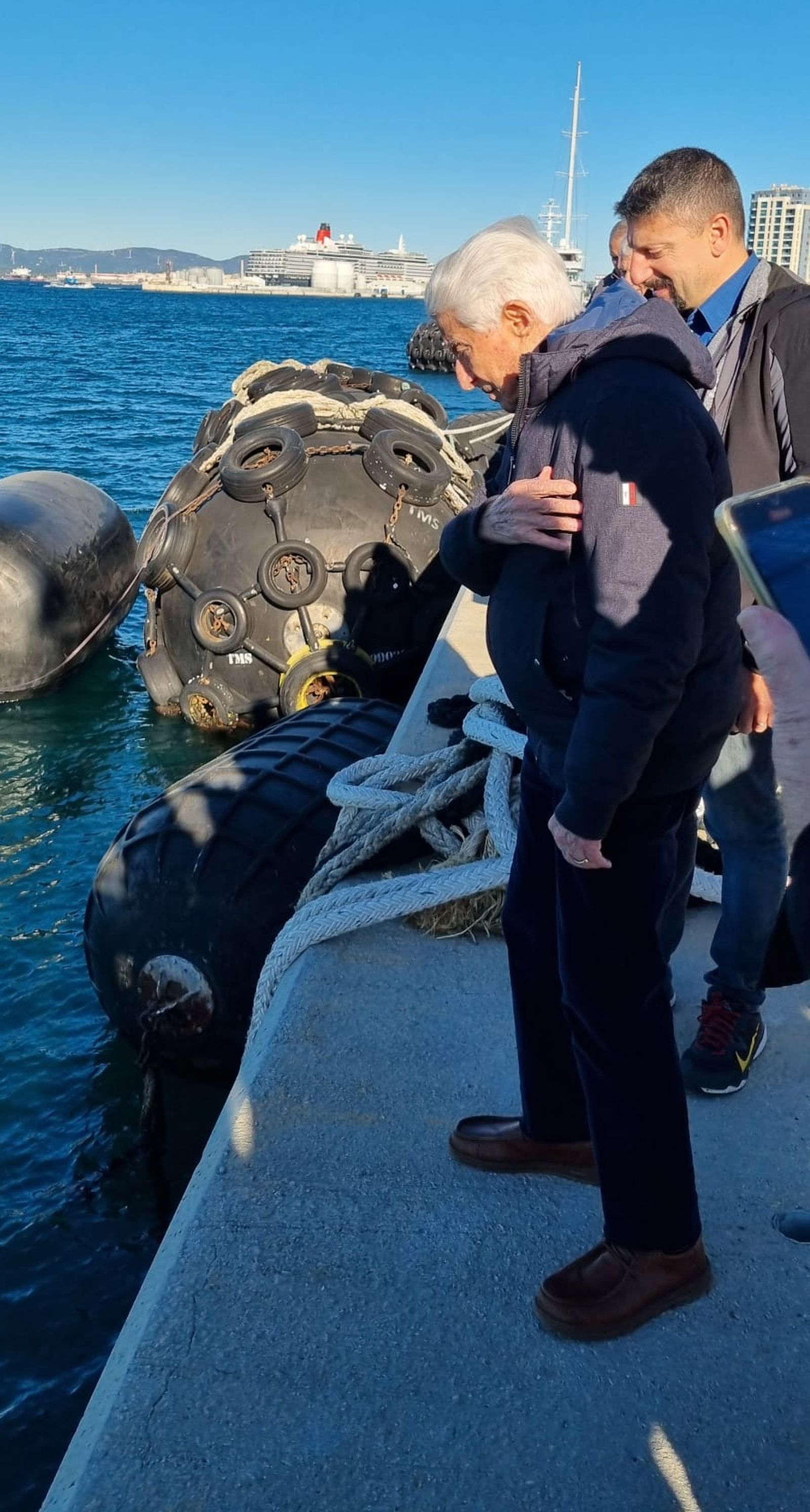Uno de los familiares de los marinos durante el acto de homenaje en Gibraltar.