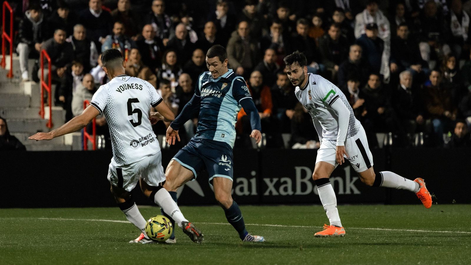 Adri Fuentes es derribado por Youness en el primer tiempo del Ceuta - Córdoba CF.