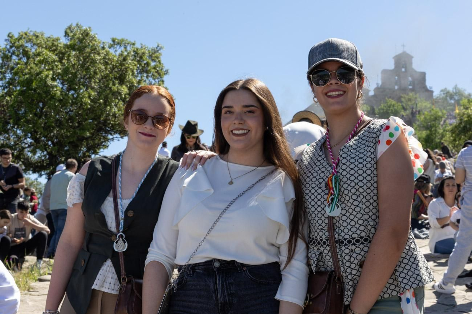 Miles de romeros acuden al encuentro de la Virgen de la Cabeza en su romería