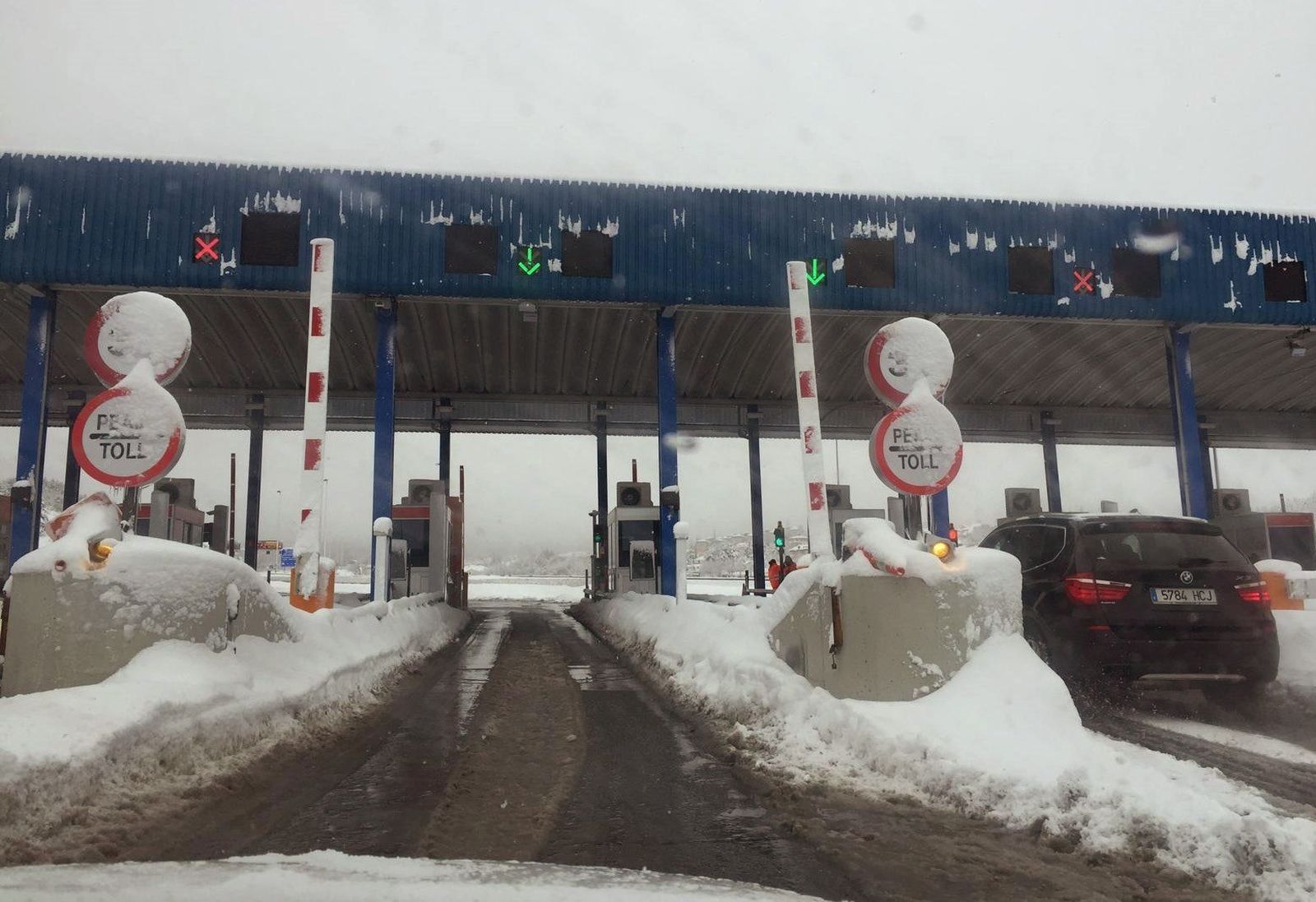 El temporal deja atrapadas en sus coches durante horas a numerosas familias en las carreteras españolas