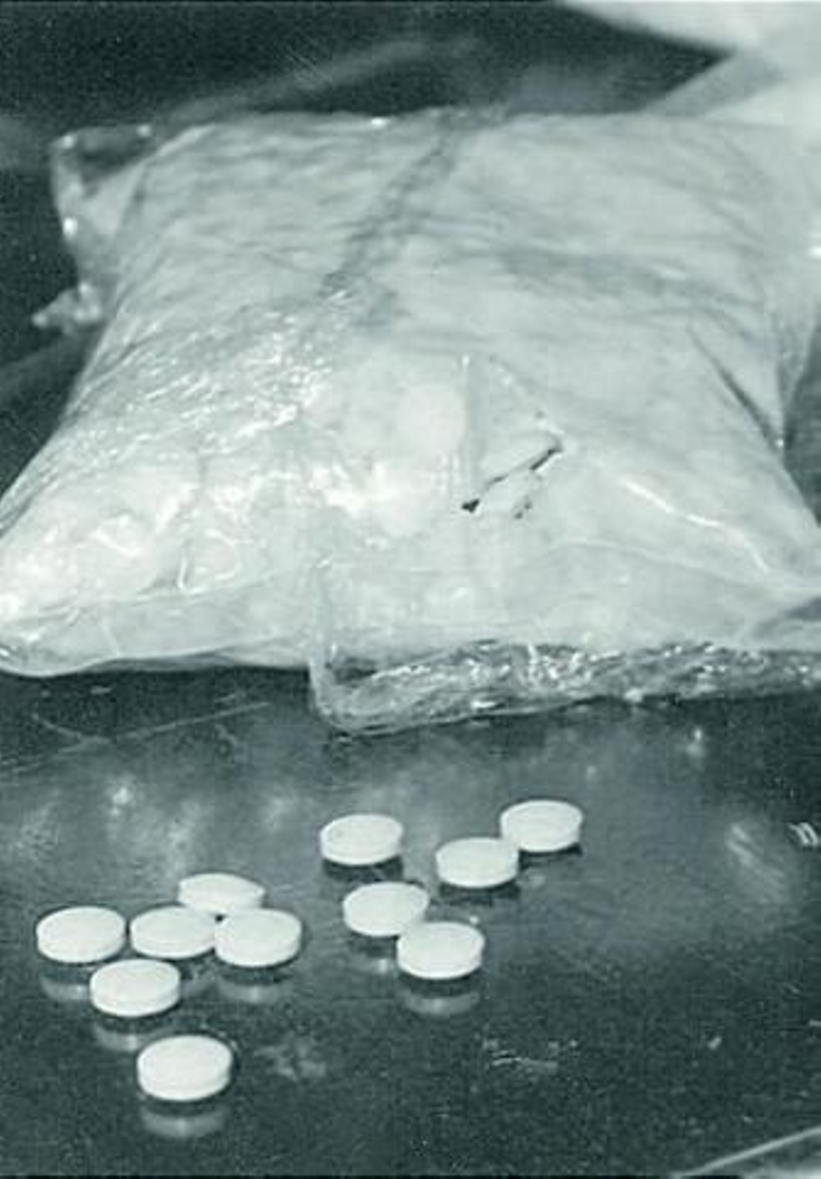 Los agentes encontraron en los pantalones del joven 26 pastillas de éxtasis y 6 bolsitas de cocaína.