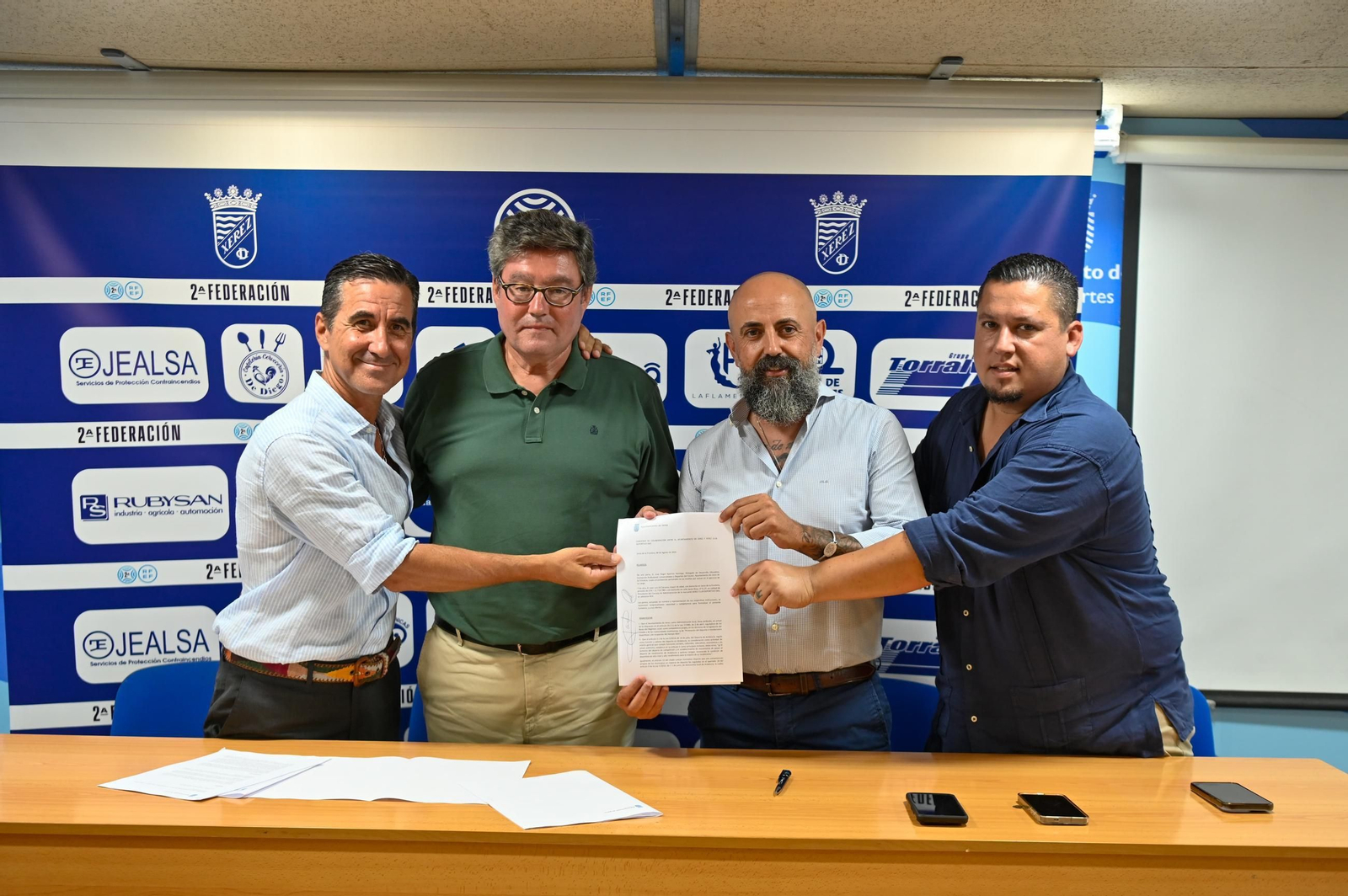 Imágenes de la firma del convenio entre Ayuntamiento y Xerez CD