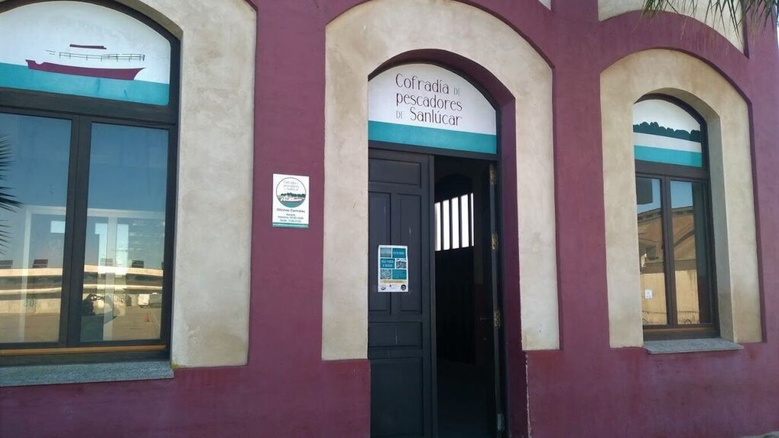 Fachada de las instalaciones de la Cofradía de Pescadores de Sanlúcar.