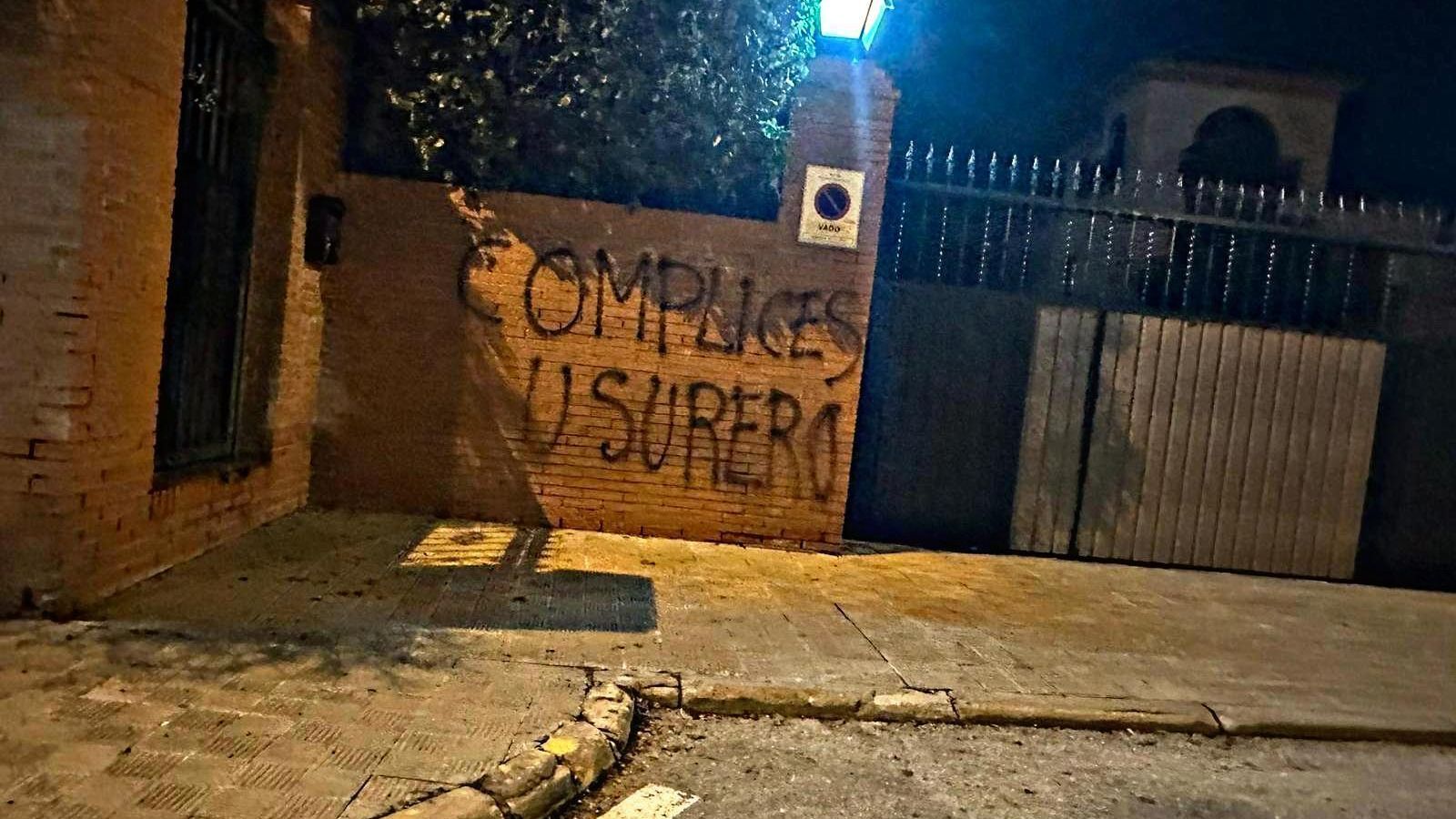 "Cómplice" y "usurero", insultos contra Carrión en su domicilio.