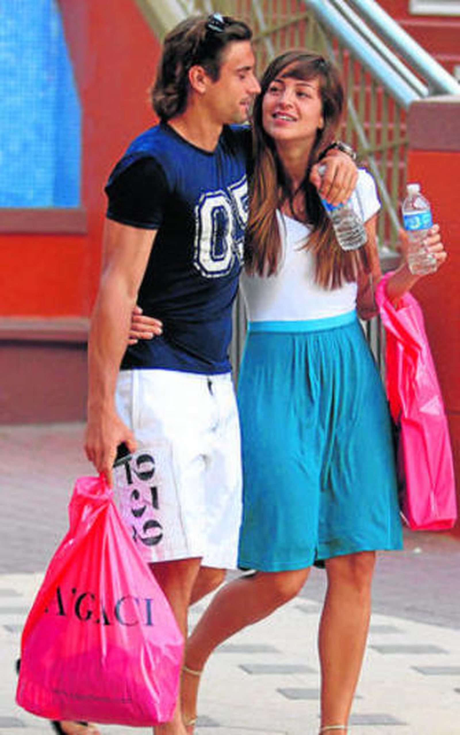 David Ferrer se lleva a su novia de compras
