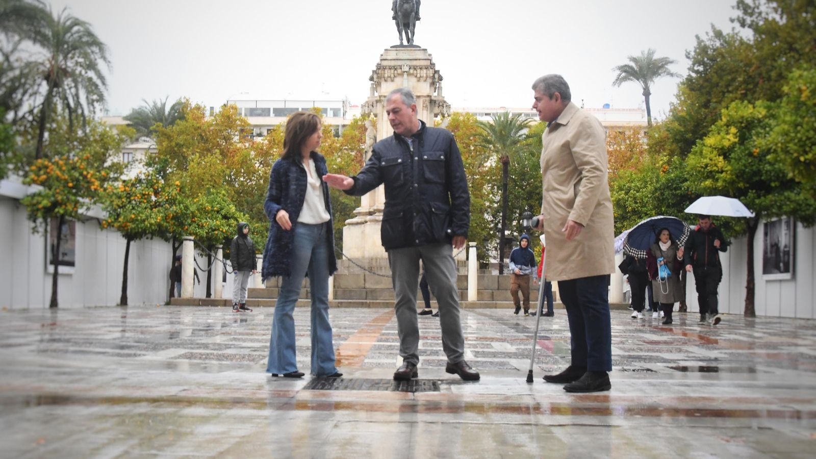 José Luis Sanz, en la Plaza Nueva con dos de sus colaboradores.