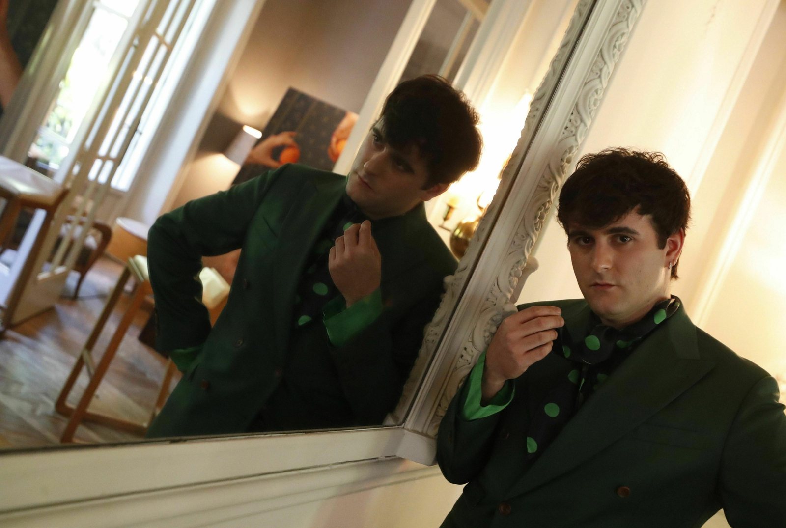 Alejandro Palomo posa para las cámaras en la presentación de su primer libro.