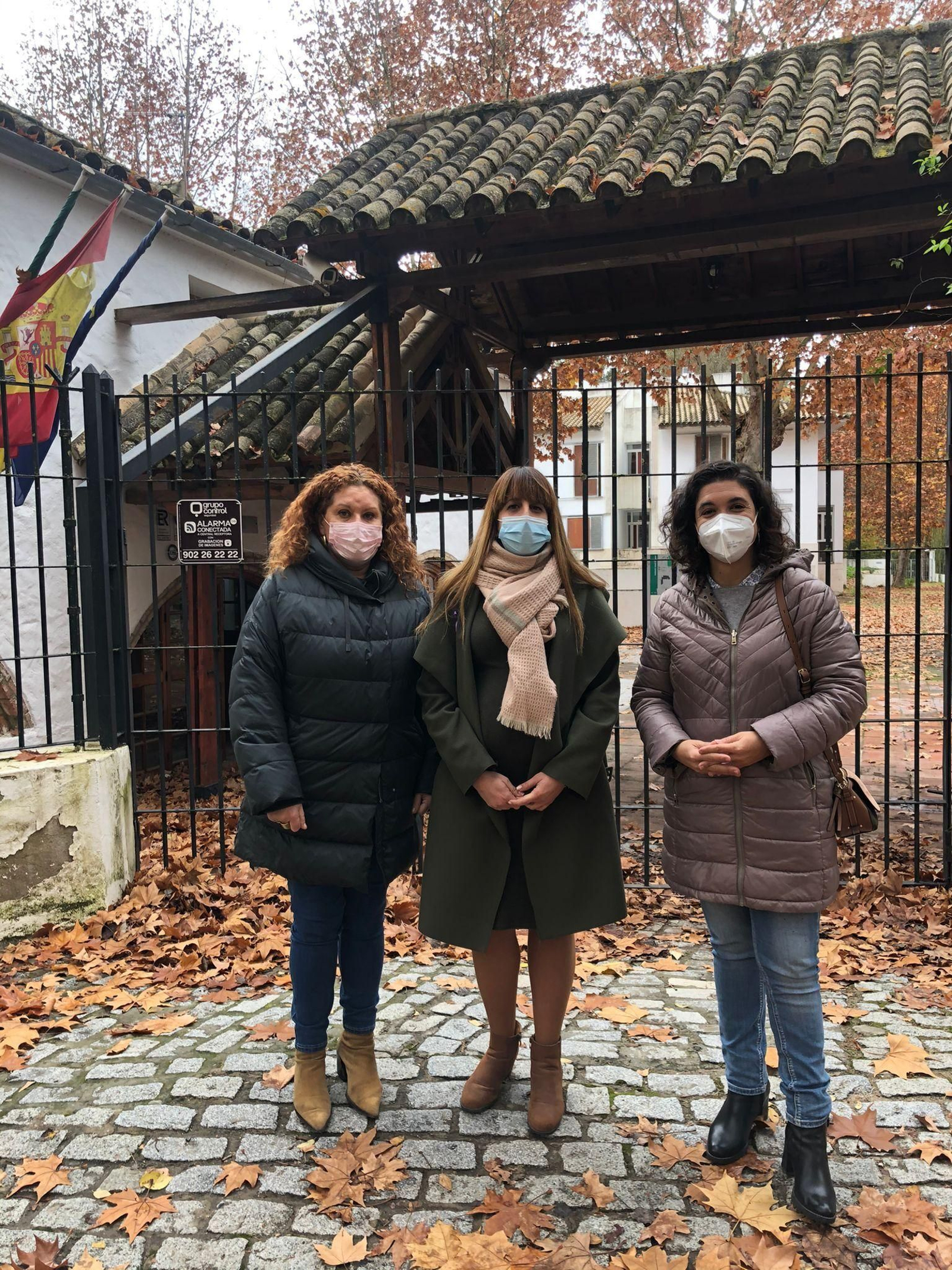 Las parlamentarias Araceli Maese y Noelia Ruiz, con la alcaldesa de El Bosque, Pilar García.