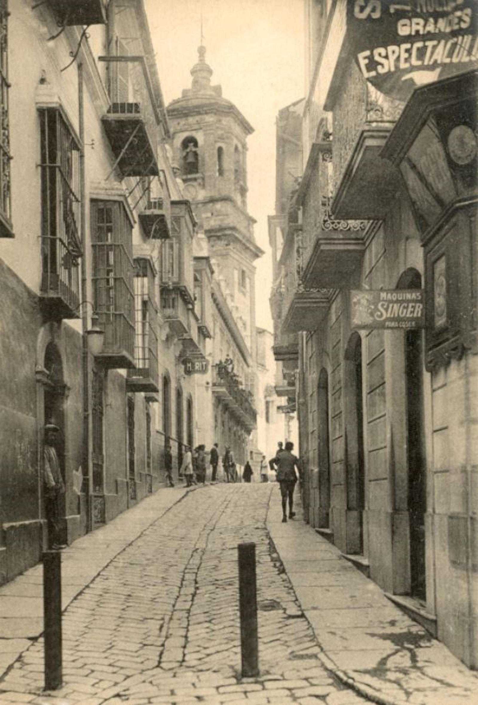 Al fondo a la ziquierda a los pies de la torre la casa de Francisco España.