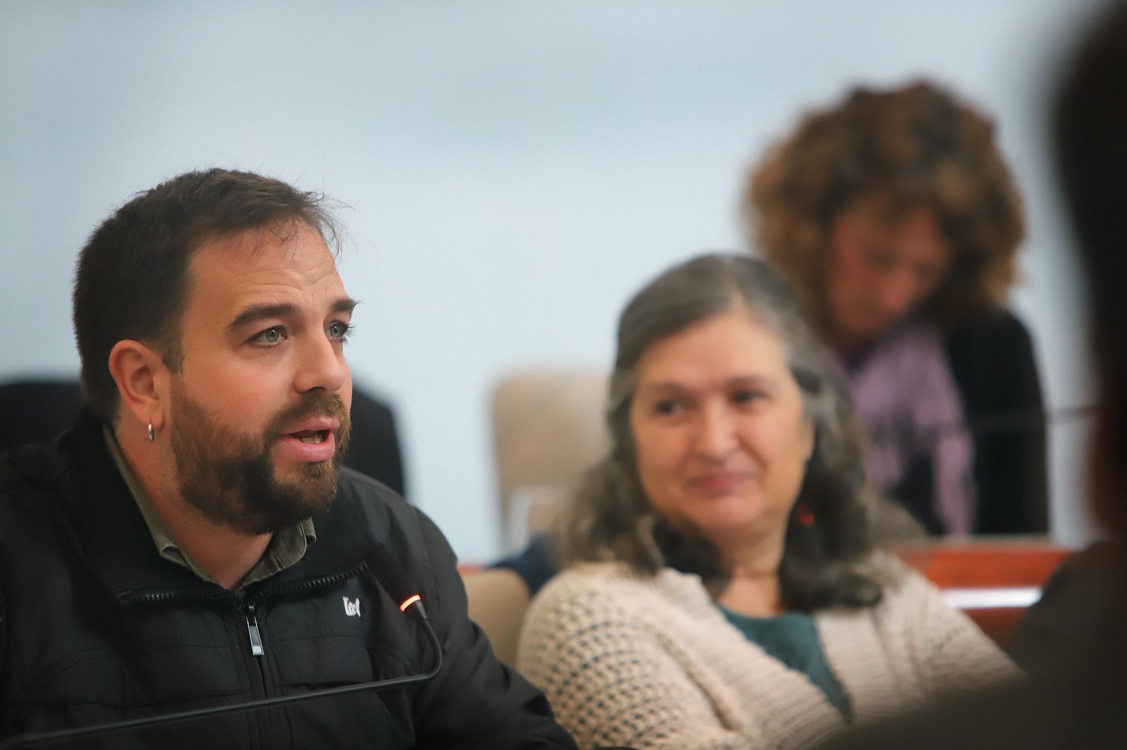 Los ediles de Adelante Jerez Ángel Cardiel y Rocío Monedero, durante un pleno.
