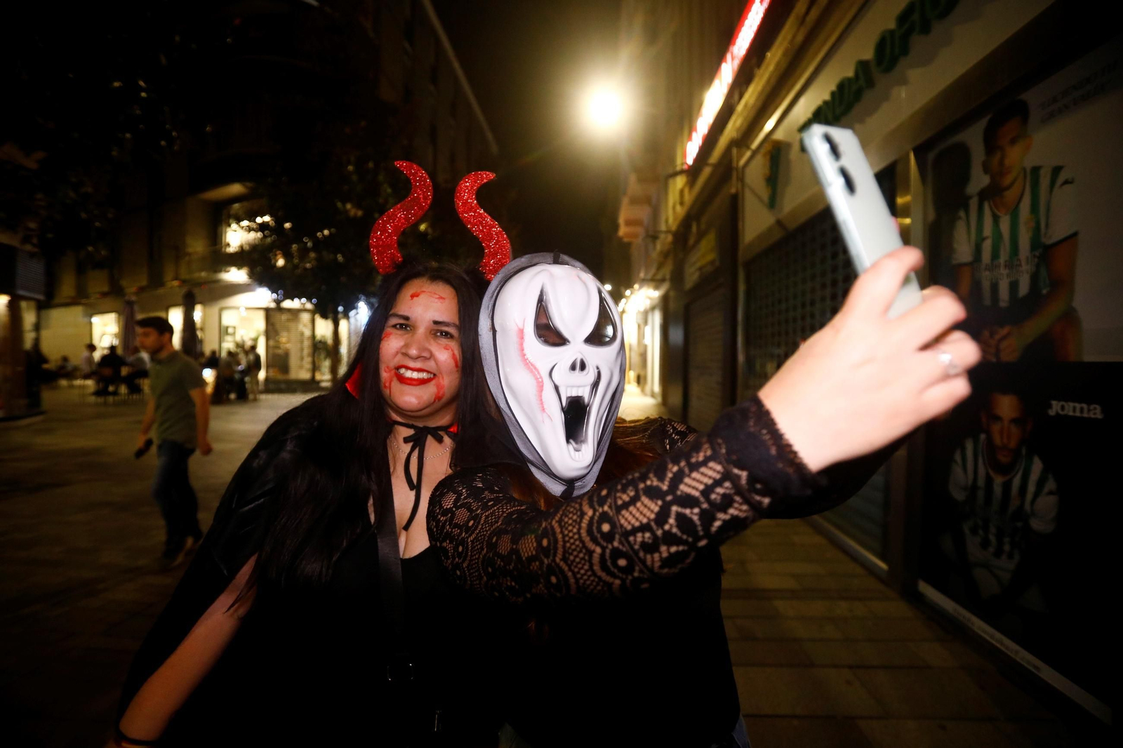 Halloween llena las calles de Córdoba de terror y mucha fiesta