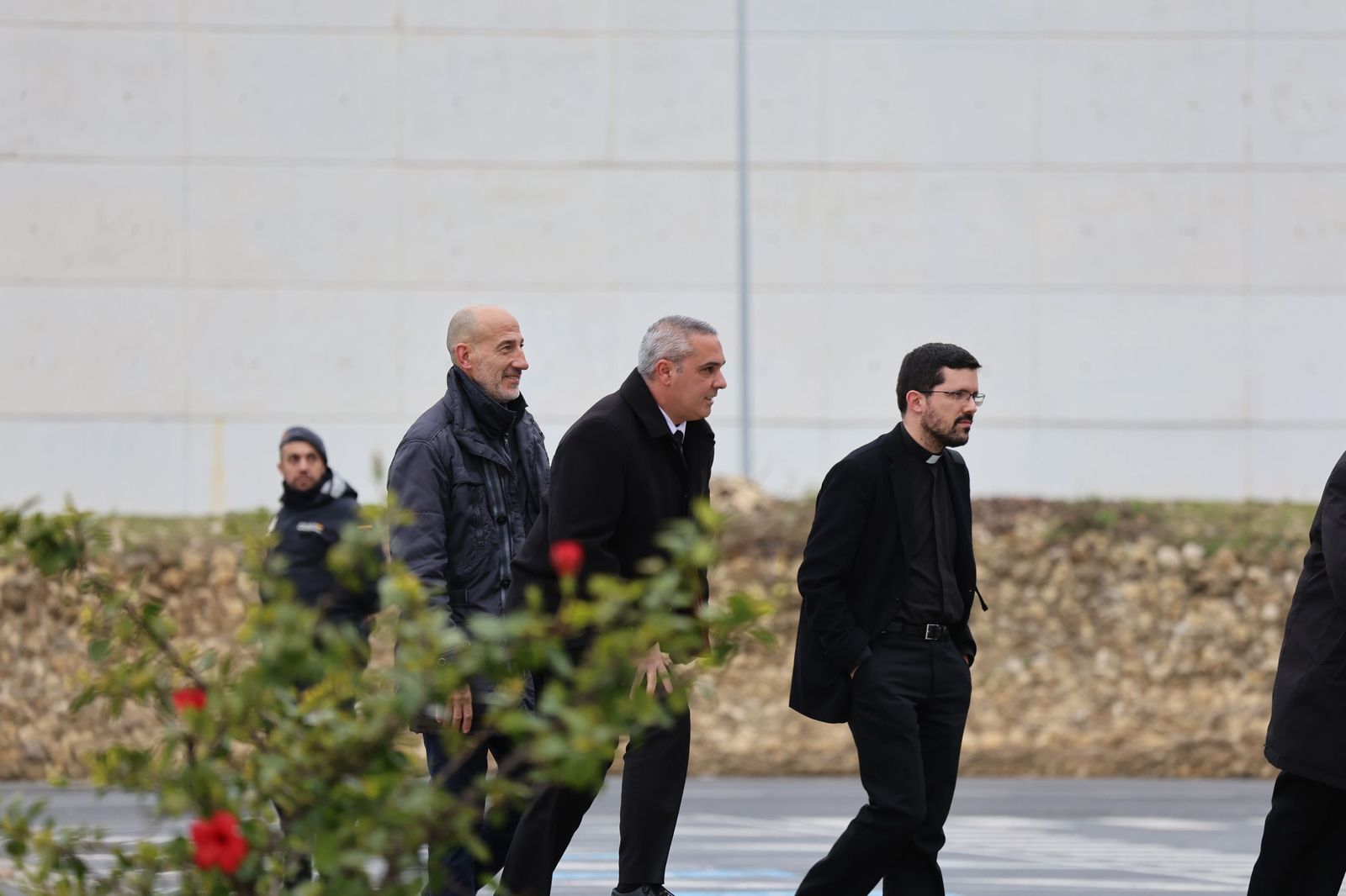 Fotografías de la llegada de Juanma Moreno, Feijóo y todas las autoridades al funeral por las víctimas de Adamuz en Huelva