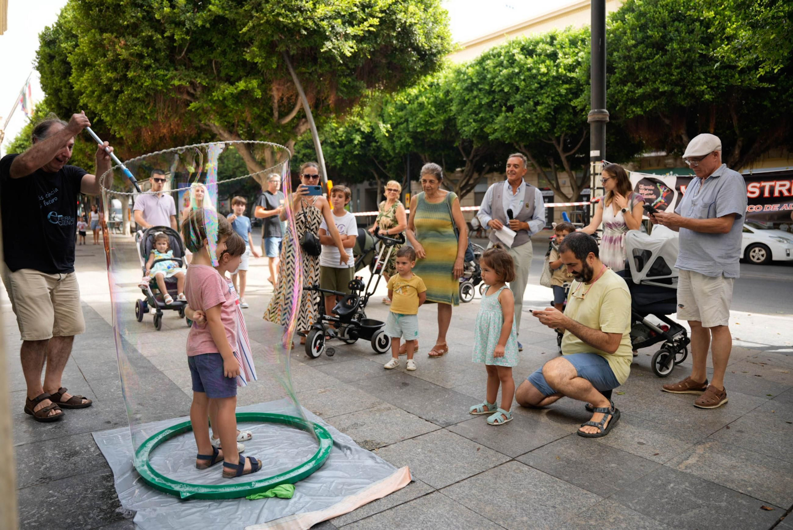 Las mejores imágenes del espectáculo de magia en la calle de la Feria de Almería