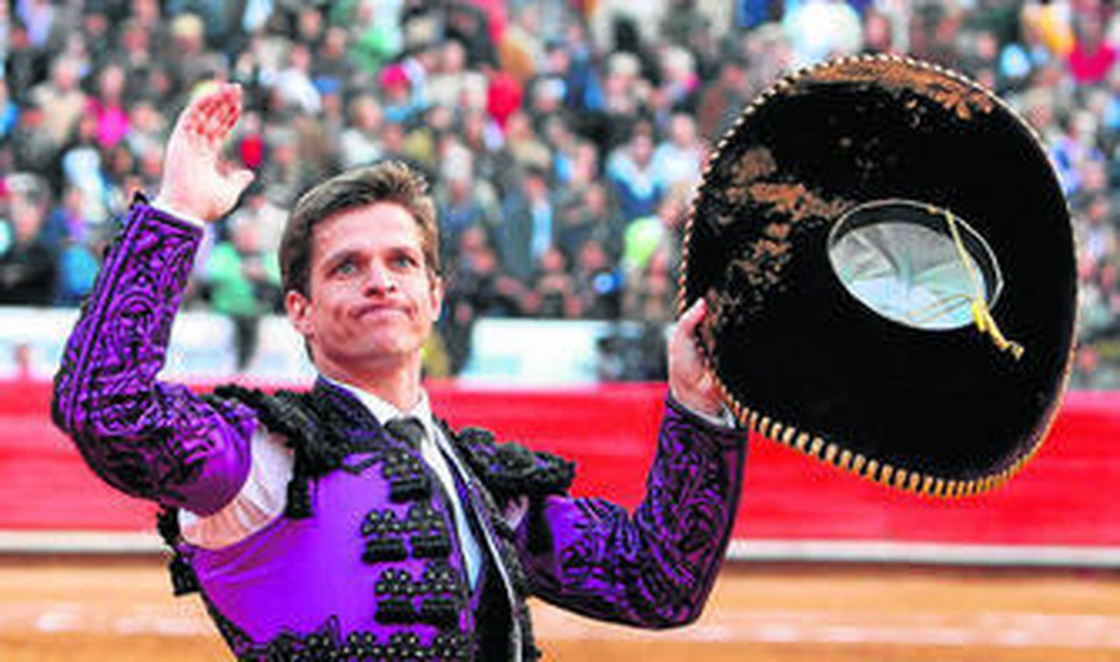 El Juli, en su vuelta al ruedo en La México, tras cortar dos orejas.