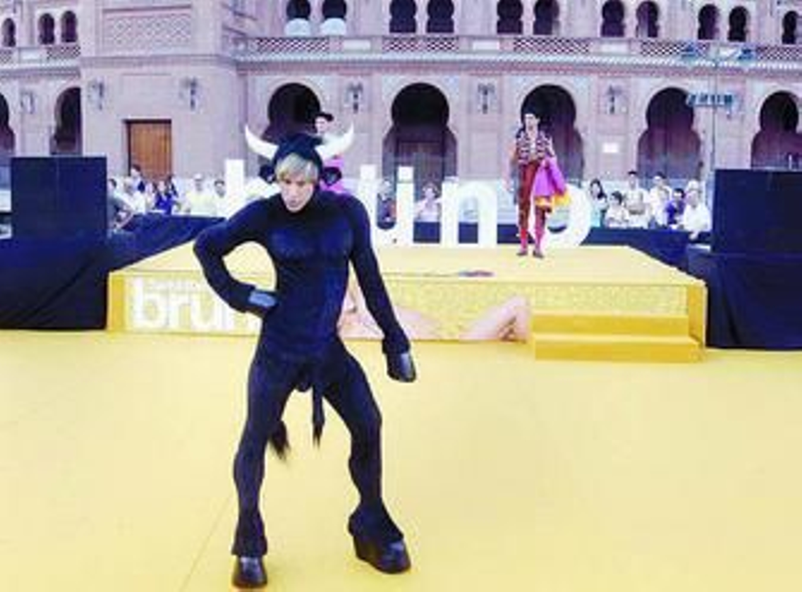 Sacha Baron Cohen provoca en Las Ventas vestido de toro