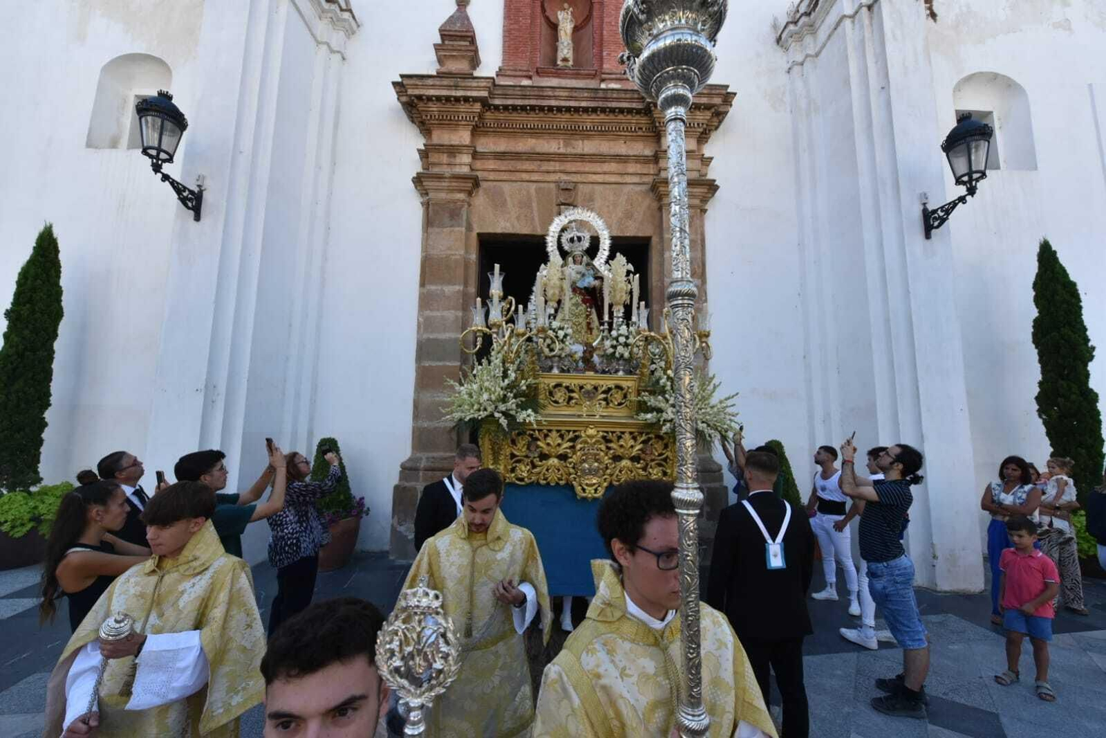 Santa María del Saladillo, en la puerta de la iglesia de La Palma.