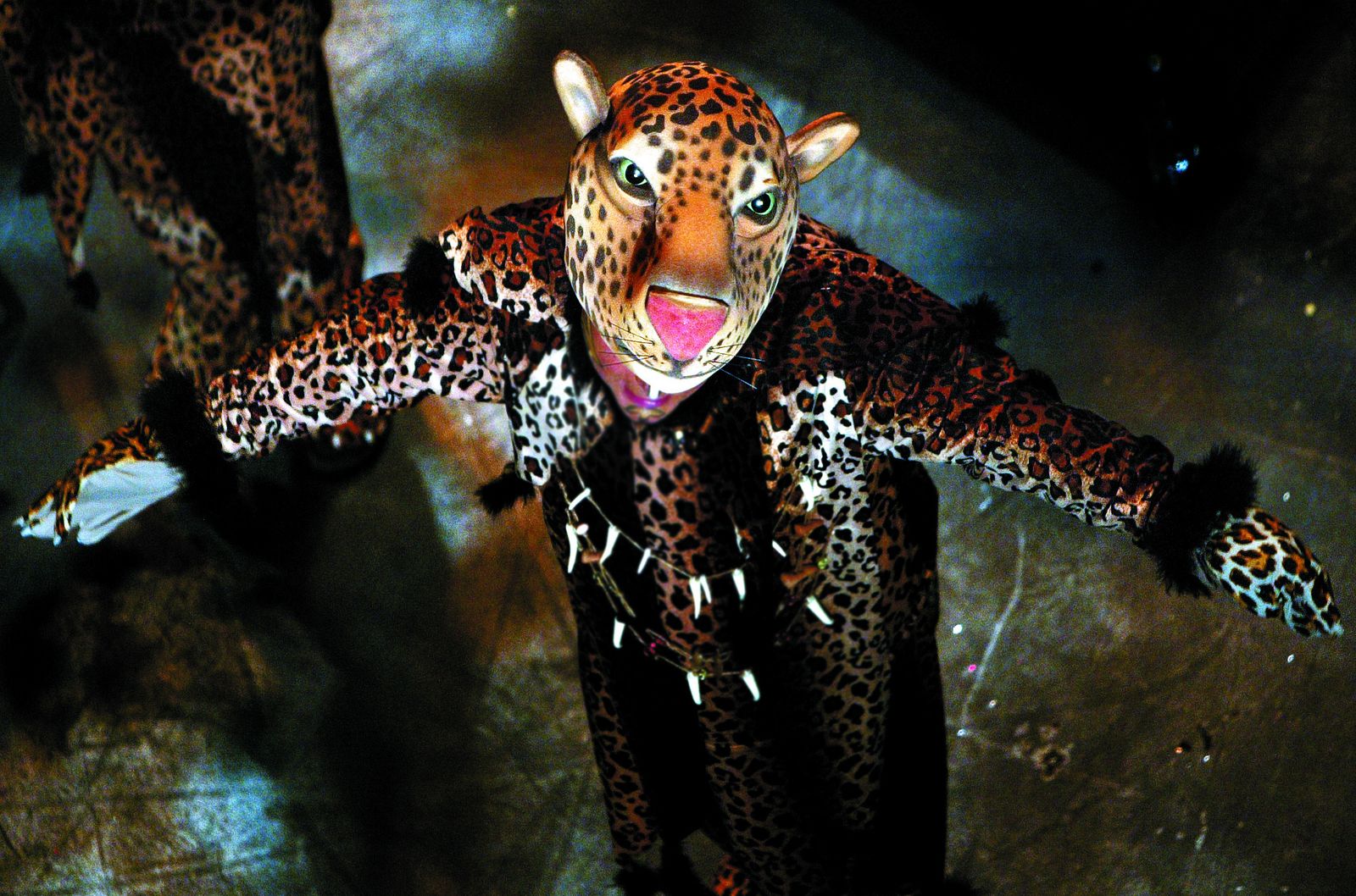 El impresionante tipo del coro 'Los africanos' de Nandi Migueles.