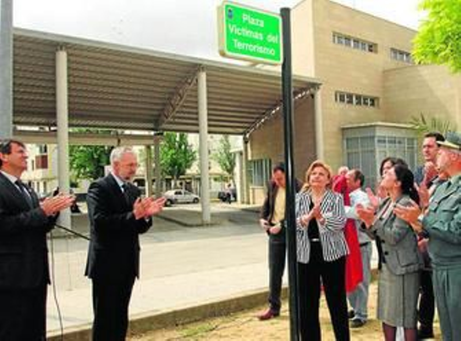 Acto de inauguración de la plaza en honor de las Víctimas del Terrorismo, ayer en Montilla.