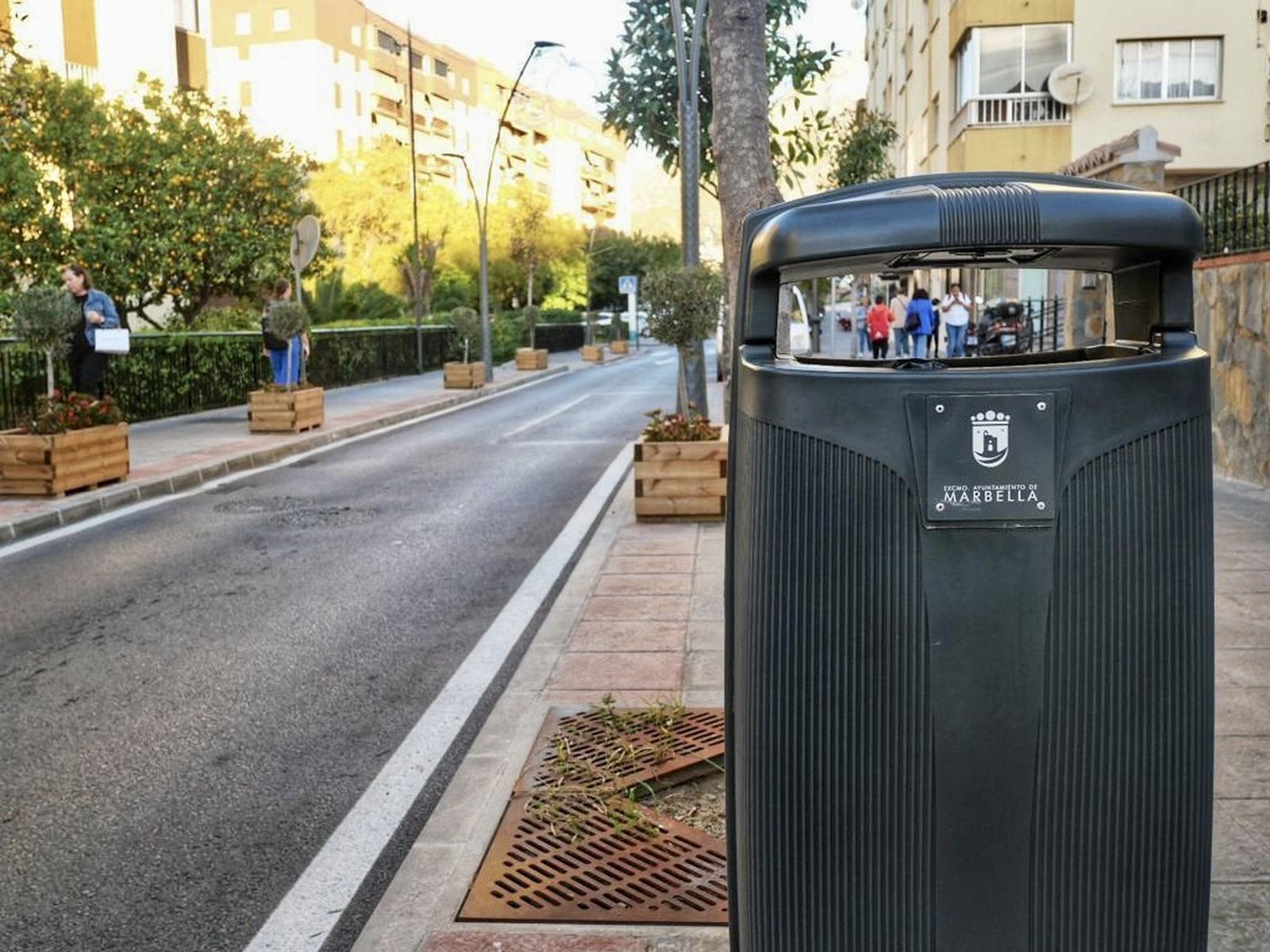 Una de las nuevas papeleras instalada en el municipio.