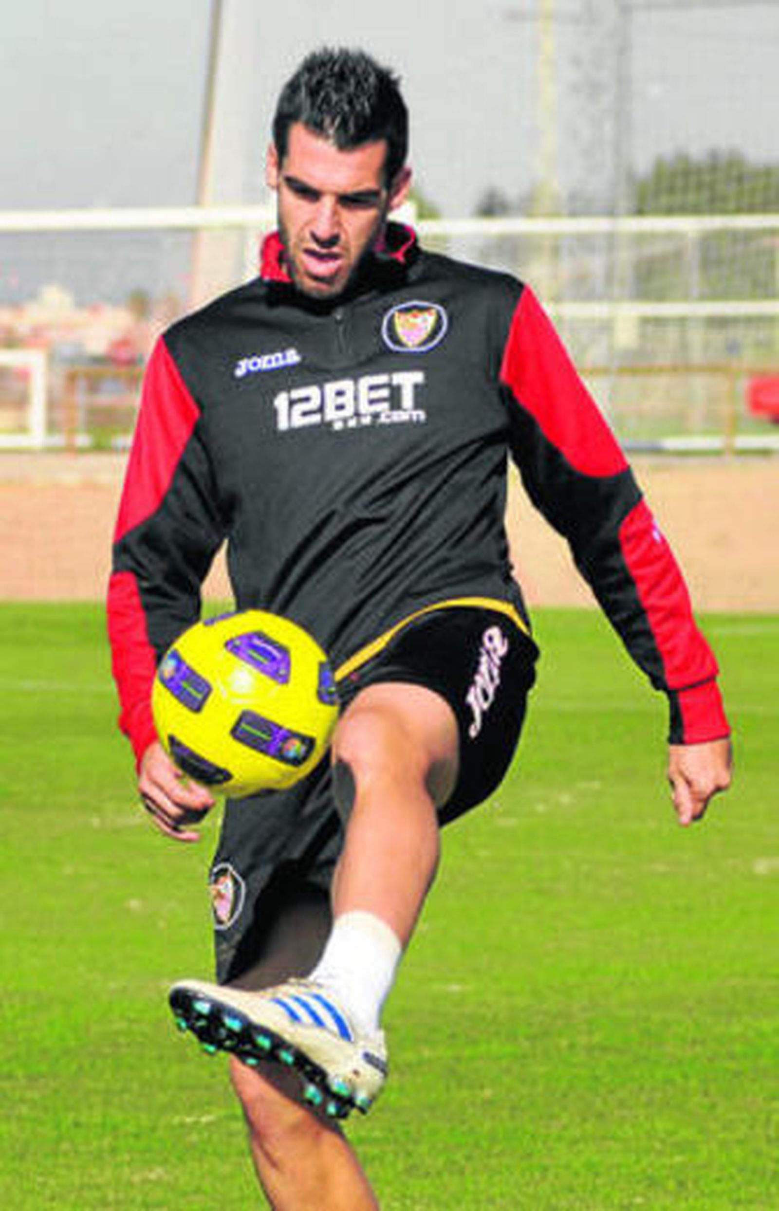 Negredo golpe el balón con su excelente zurda durante la suave sesión de ayer.