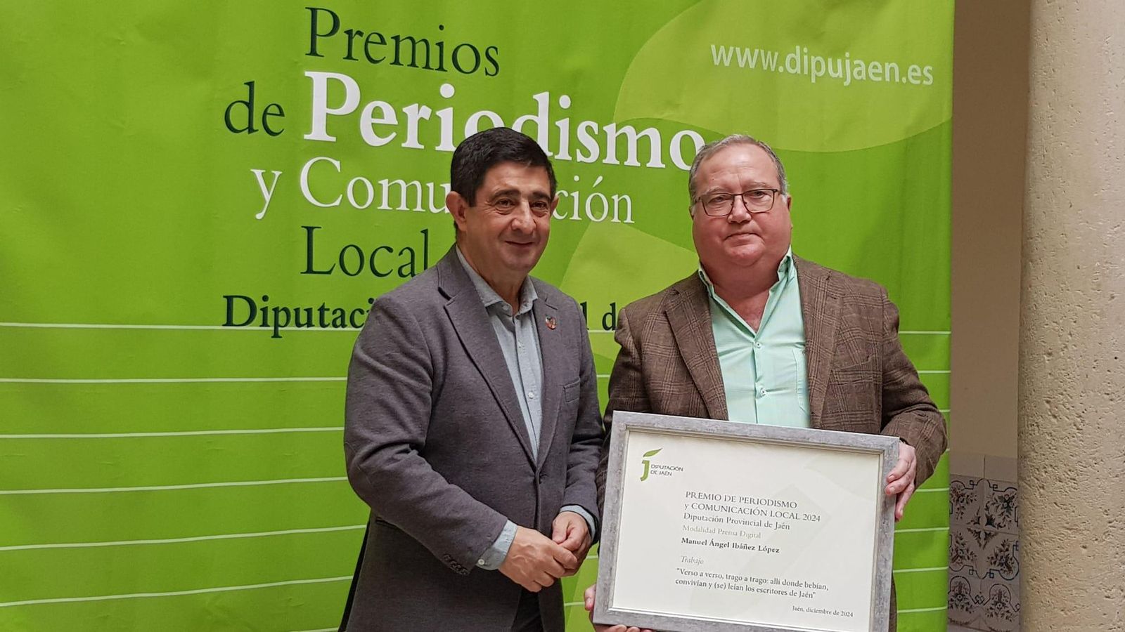 El padre de Manuel Ibáñez recoge el premio, junto a Francisco Reyes.