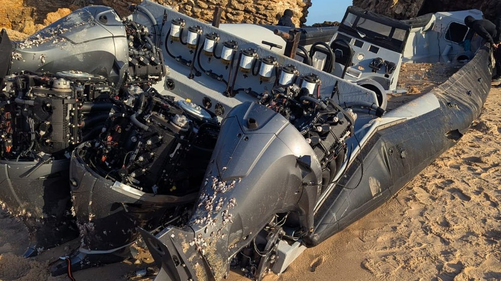 Una narcolancha encallada en una playa gaditana durante este mes de febrero.