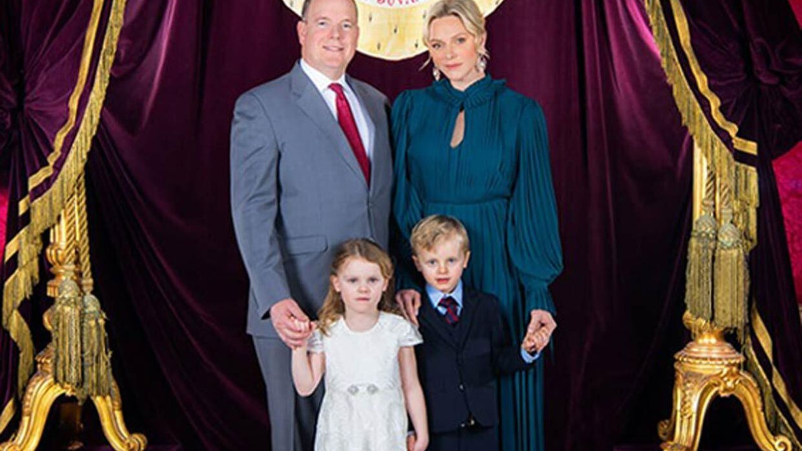 Foto oficial del matrimonio con sus mellizos: Jacques y Gabriella.