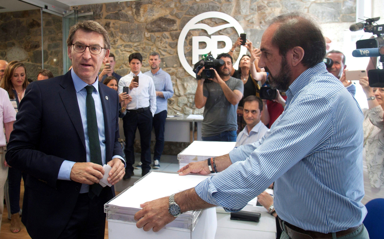 El presidente de la Xunta, Alberto Núñez Feijoo, en la sede del PP de Vigo.
