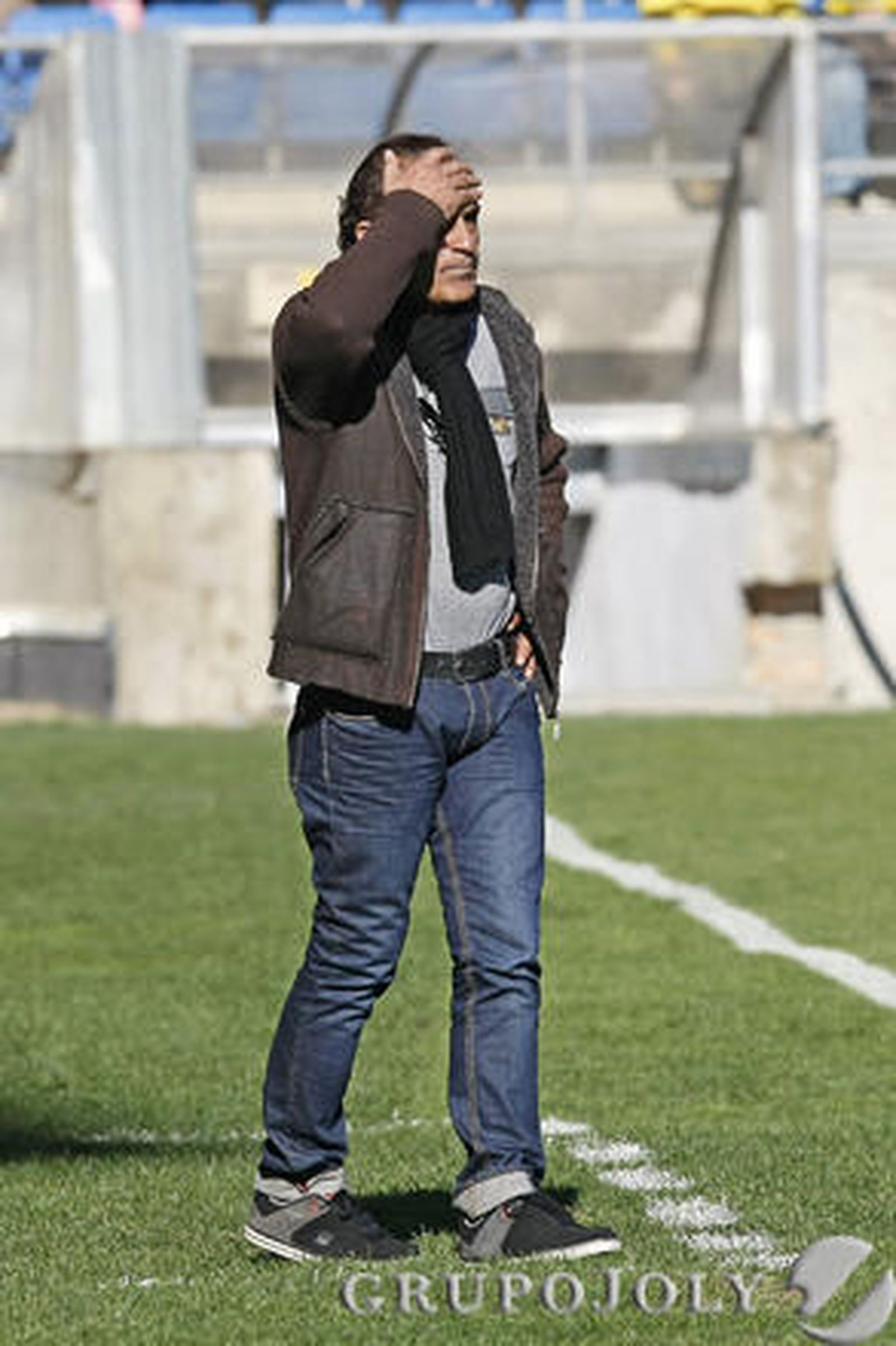 Ramón Blanco se lleva la mano a la cabeza.

Foto: Julio Gonzalez