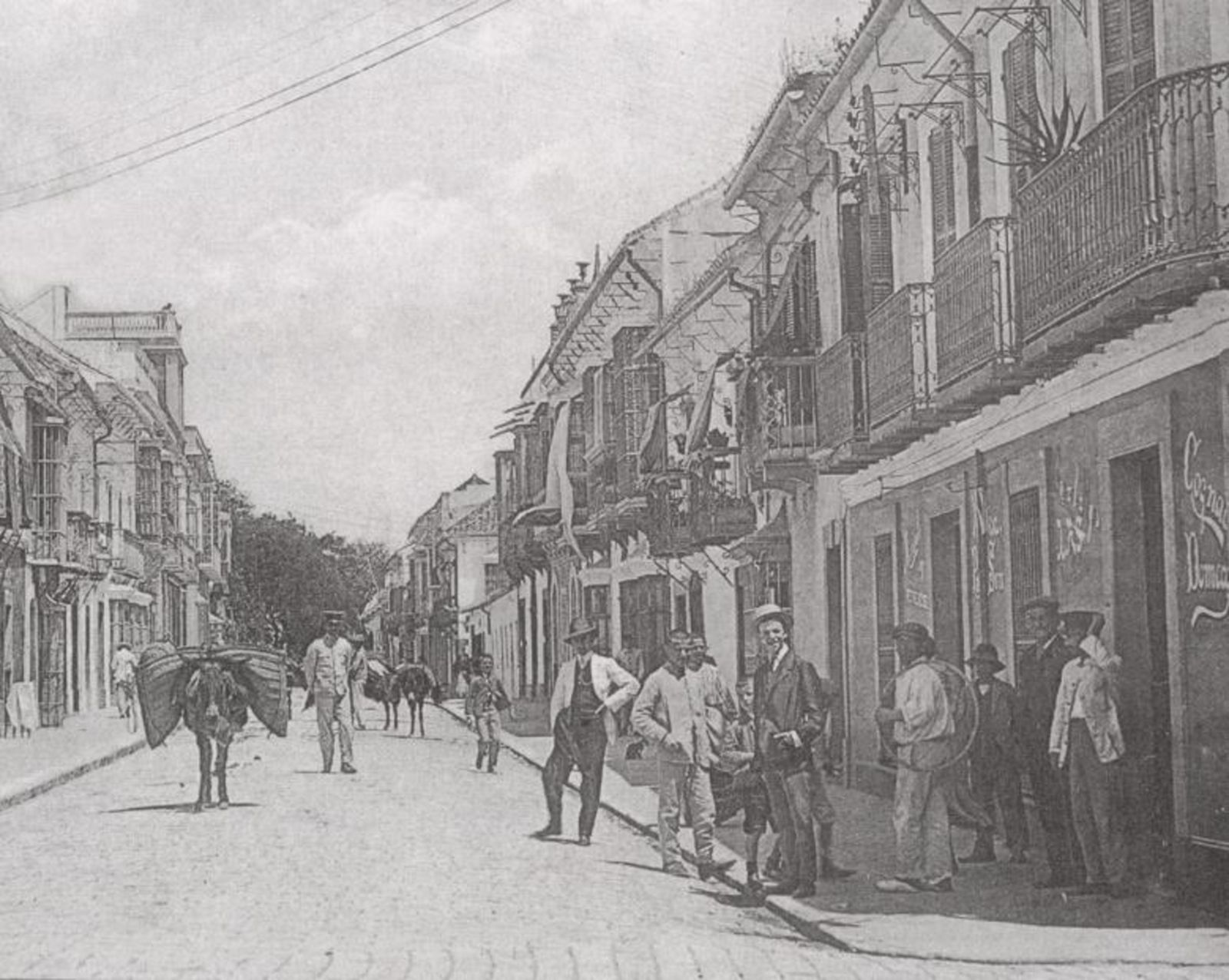 La Algeciras de aquella época, con un guardia municipal al fondo