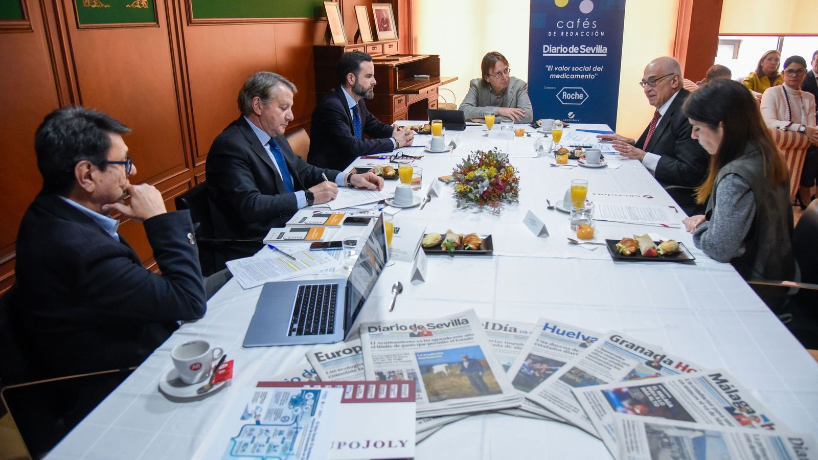 Los ponentes durante uno de los momentos del coloquio.