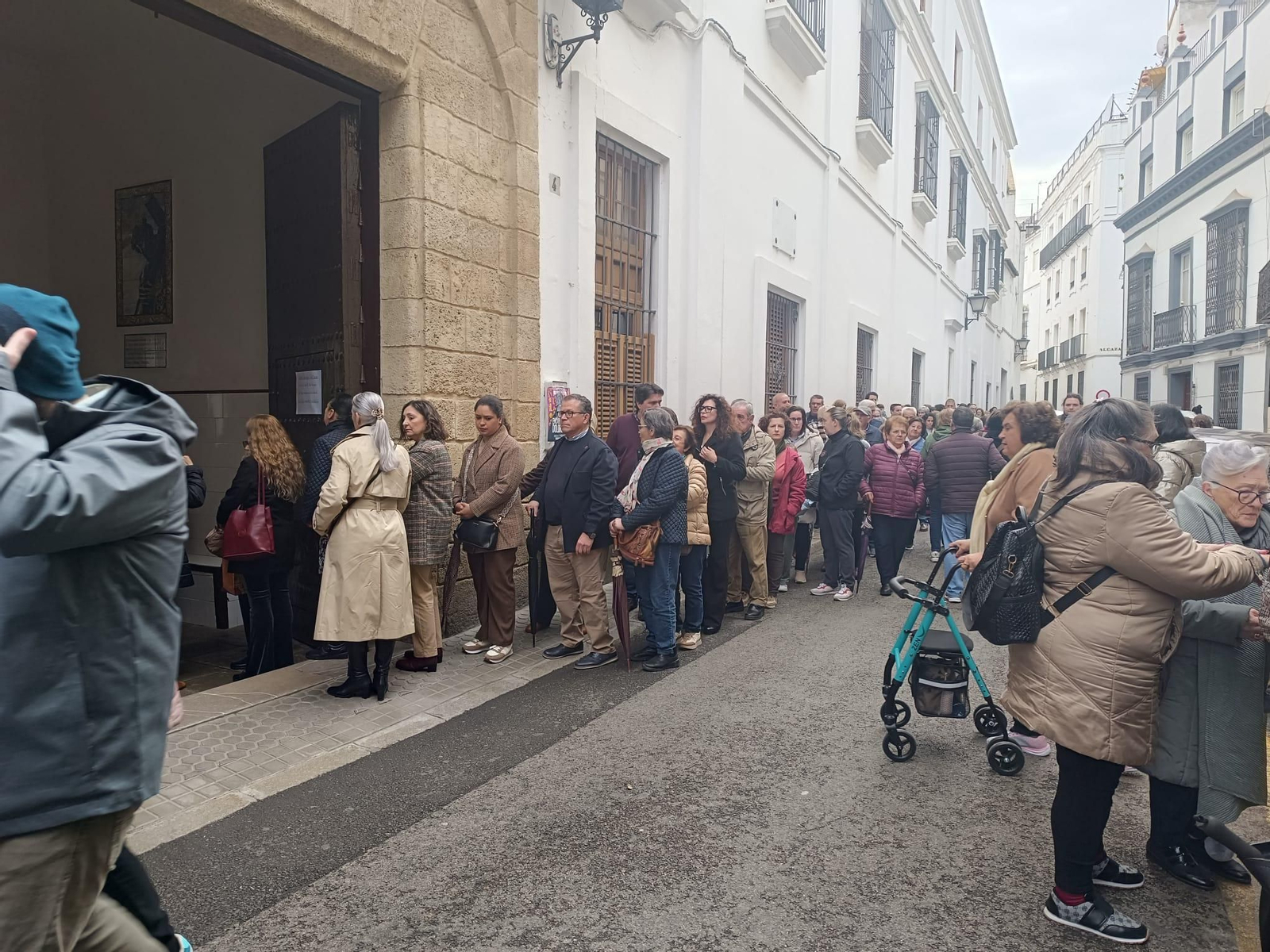 La larga cola de devotos para entrar en el Convento de las Hermanas de la Cruz este 2 de marzo. La larga cola de devotos para entrar en el Convento de las Hermanas de la Cruz este 2 de marzo.