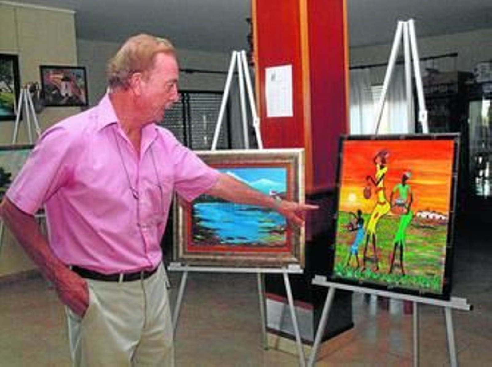 El polifacético Pepe Salas muestra uno de sus cuadros.