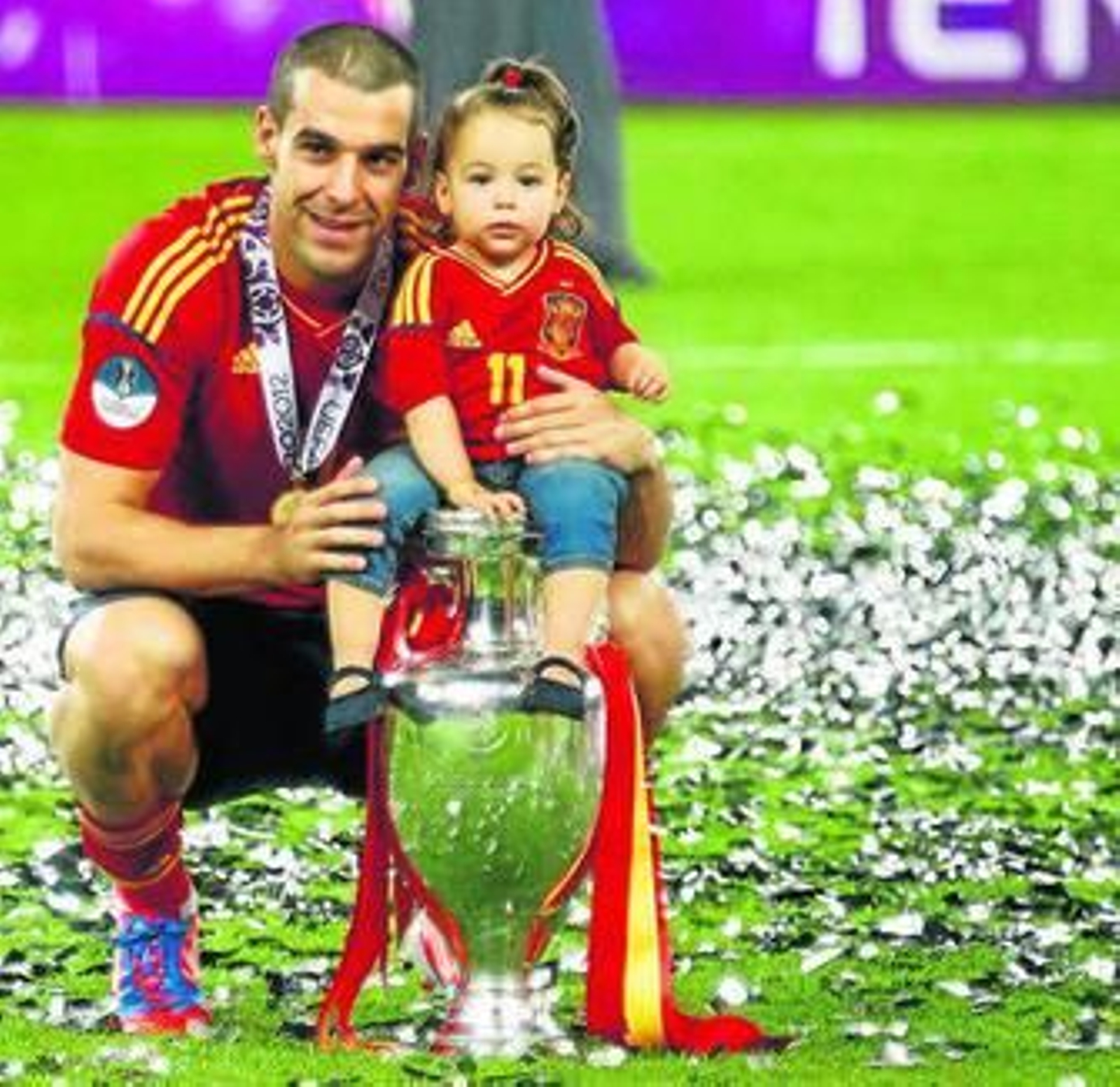 Negredo posa con su hija con la copa de la Eurocopa.