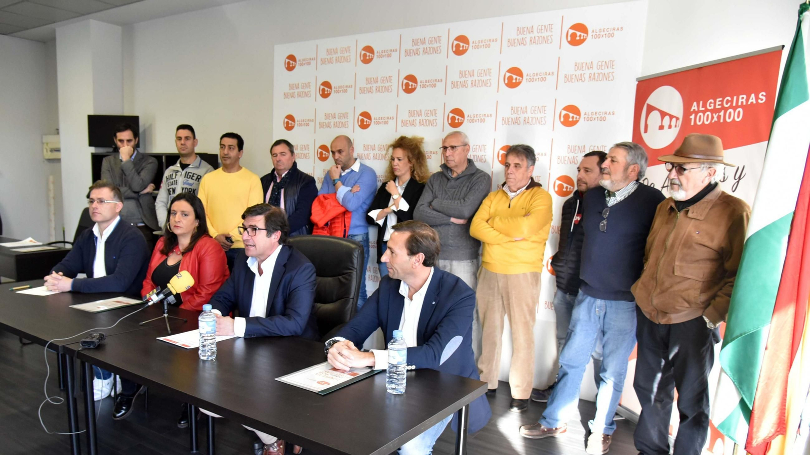 El abogado Manuel Barberá -sentado, ante un micrófono- y otros integrantes de Algeciras 100x100, en enero de 2019.