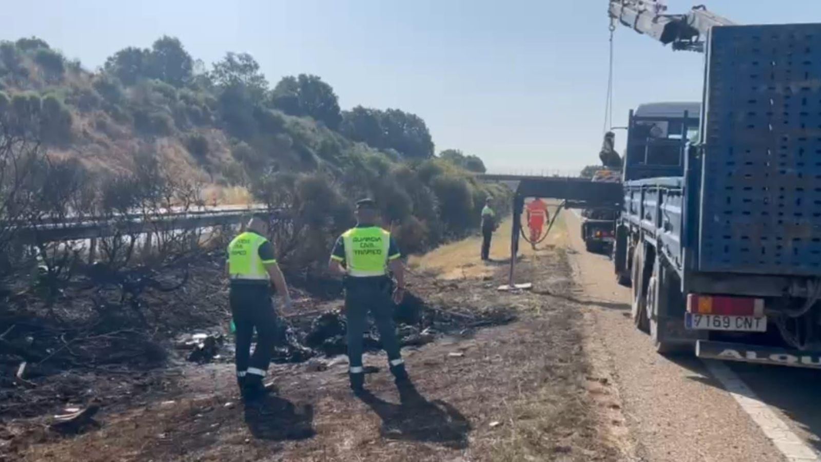 La grúa retira los restos del coche el que han muerto Diogo Jota y su hermano.
