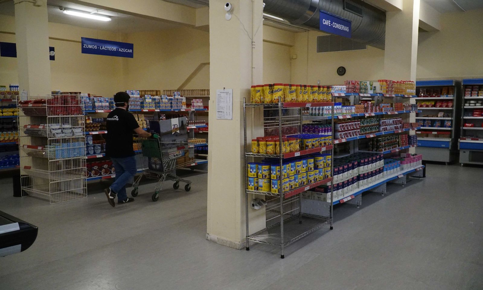 Coronavirus en Sevilla: Visita al economato social de las hermandades en el casco antiguo