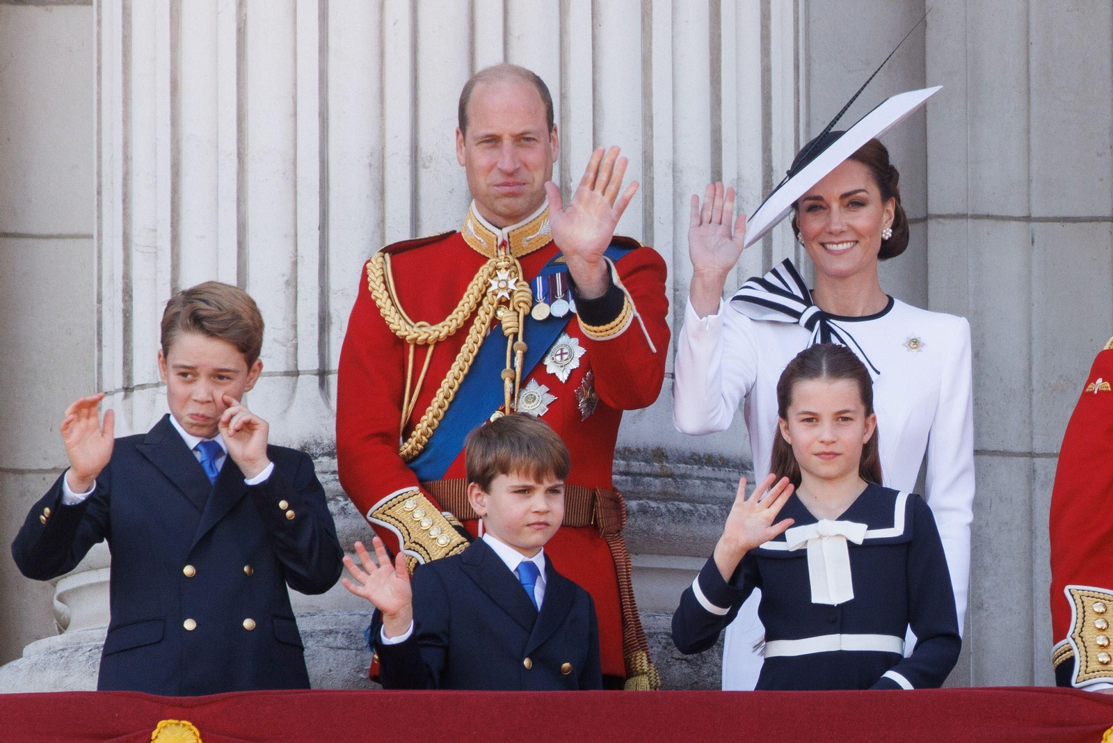 La familia de los príncipes de Gales desde el balcón de Buckingham