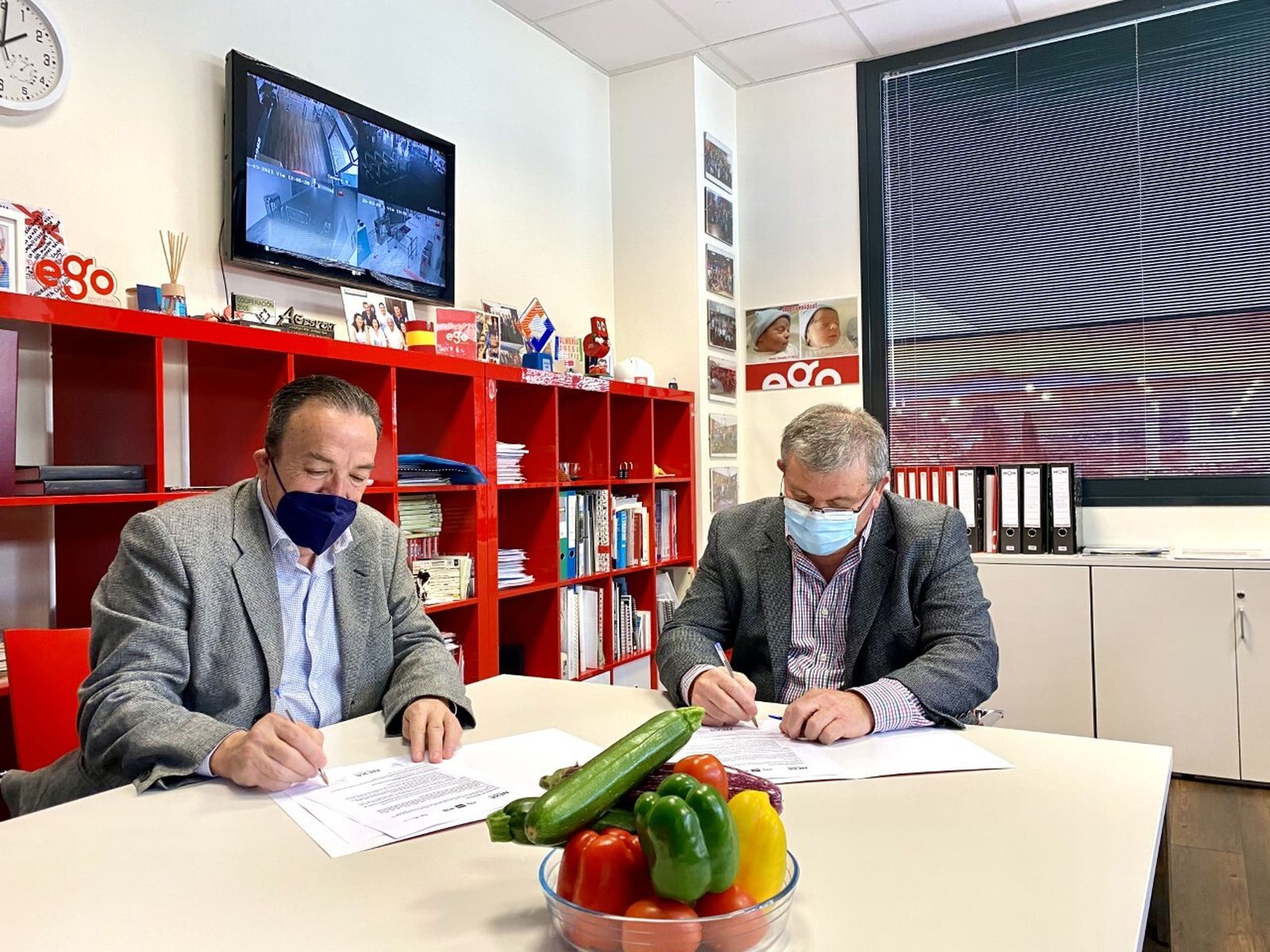 El presidente de la cooperativa, Juan Antonio González (dcha.), junto al CEO de Grupo Nexa, Juan Carrillo (izda.)