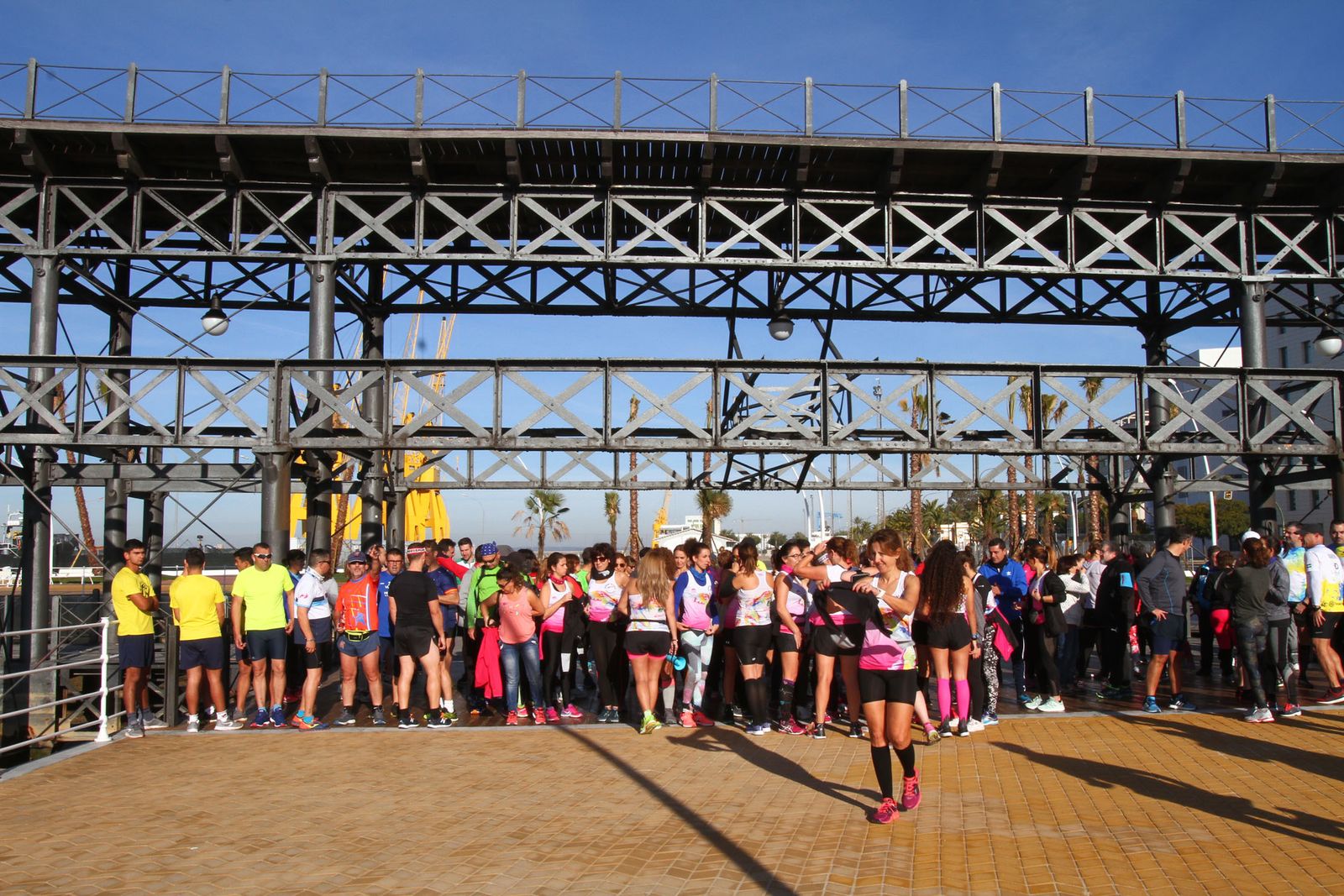 Cientos de personas rinden homenaje a Laura Luelmo en una carrera en Huelva.
