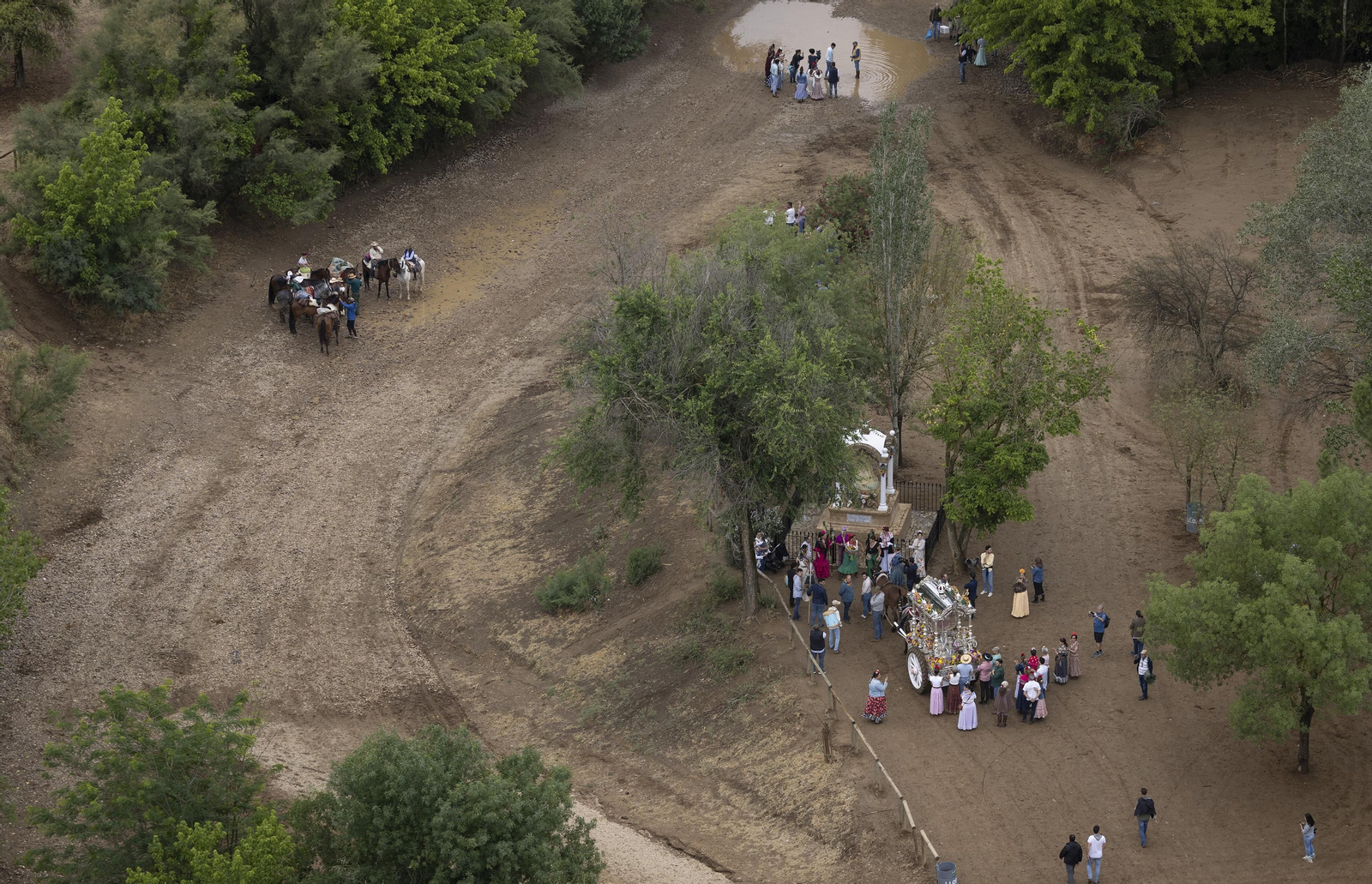 Las impresionantes fotos del camino del Rocío, desde el helicóptero de la Guardia Civil