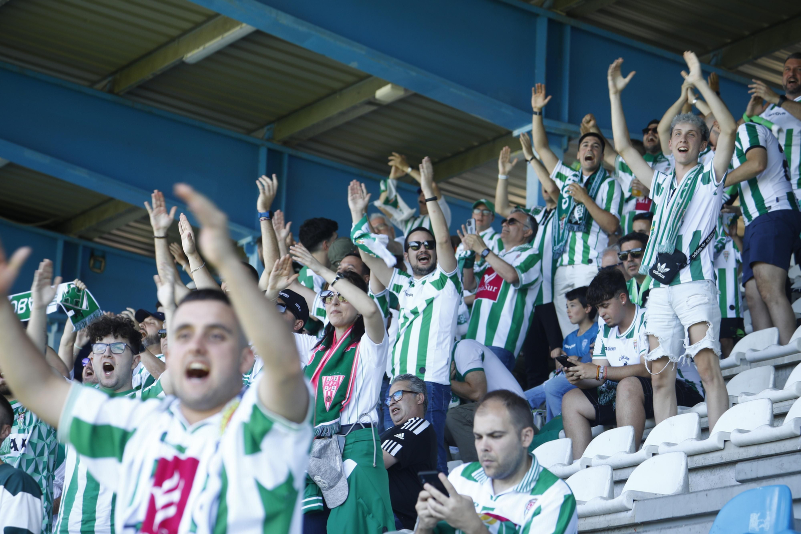 Las mejores fotos de la afición del Córdoba CF en el partido ante la Ponferradina en El Toralín Las mejores fotos de la afición del Córdoba CF en el partido ante la Ponferradina en El Toralín