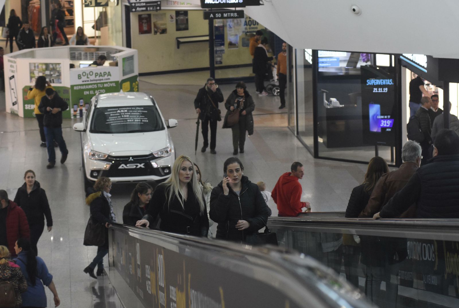 Acceso a la planta baja del centro comercial.