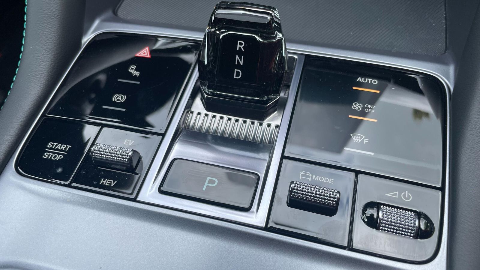 El ajuste de los modos en los que trabaja el sistema de propulsión y de los modos de conducción se realizan desde la consola central.