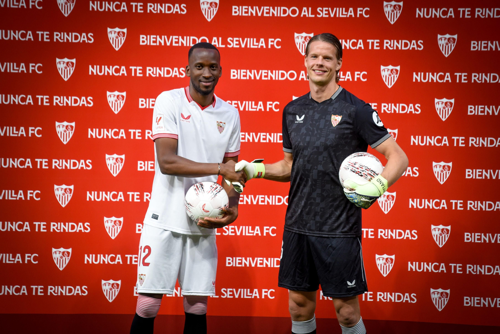 Dodi Lukebakio y Orjen Nyland, ya con la equipación sevillista.