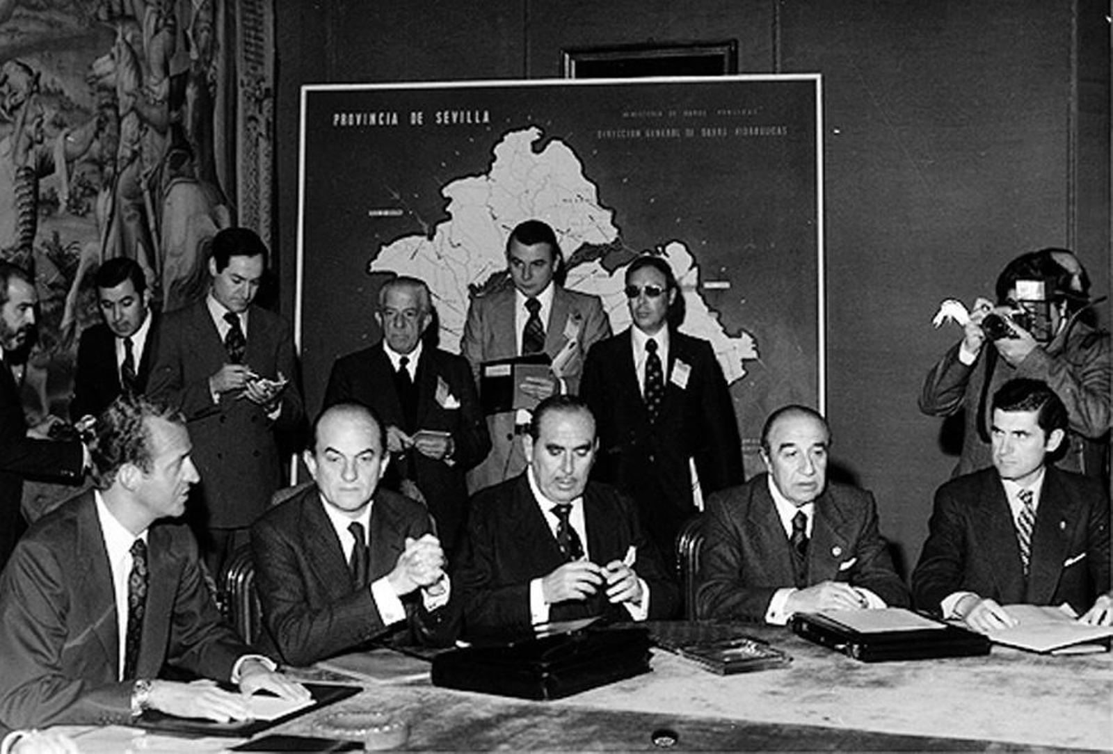 En los Reales Alcázares, el Rey preside en 1976 un Consejo de Ministros, con Fernando de Parias a la derecha.