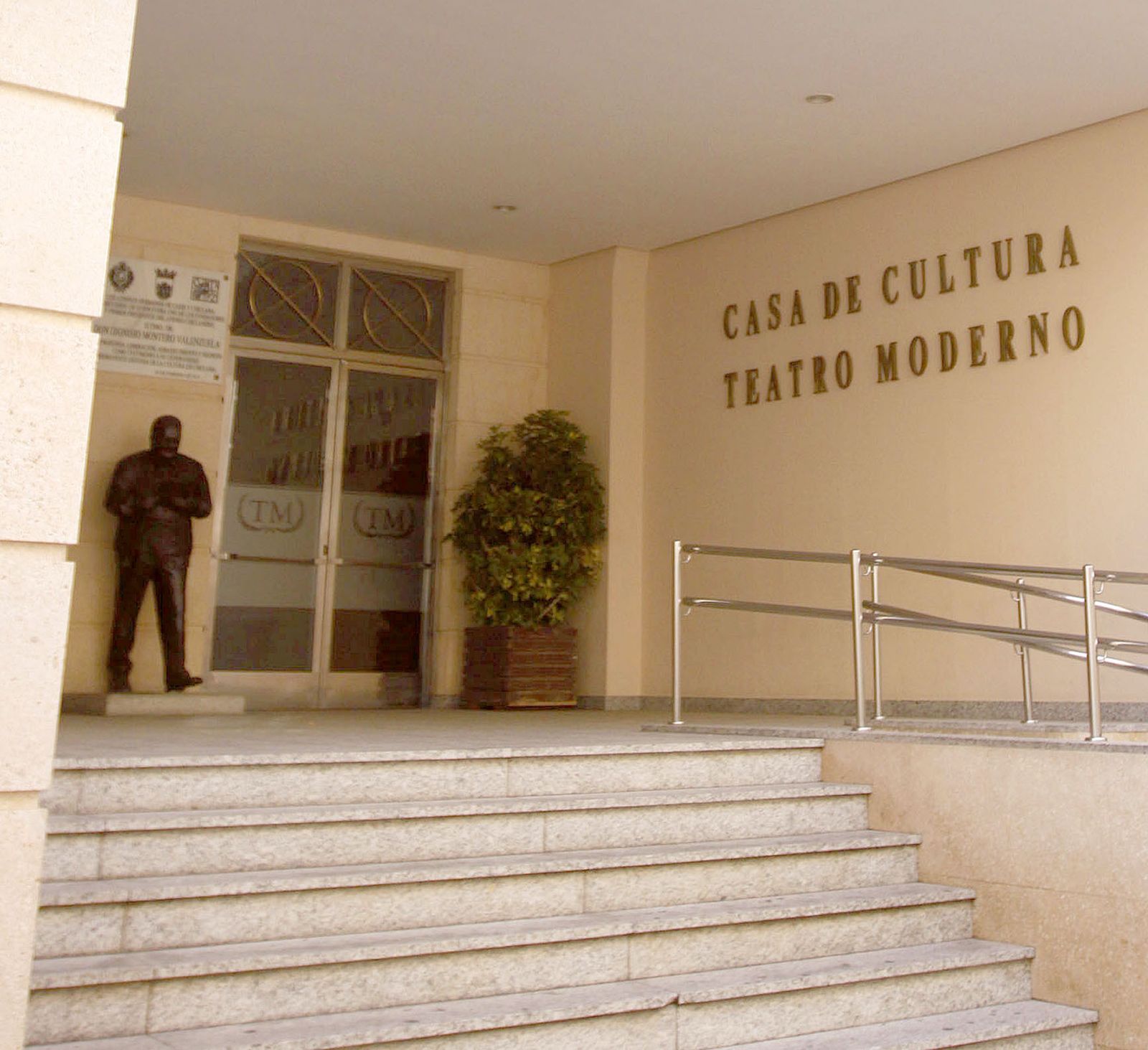Entrada principal del Teatro Moderno, donde iba a ofrecerse este miércoles el citado espectáculo.