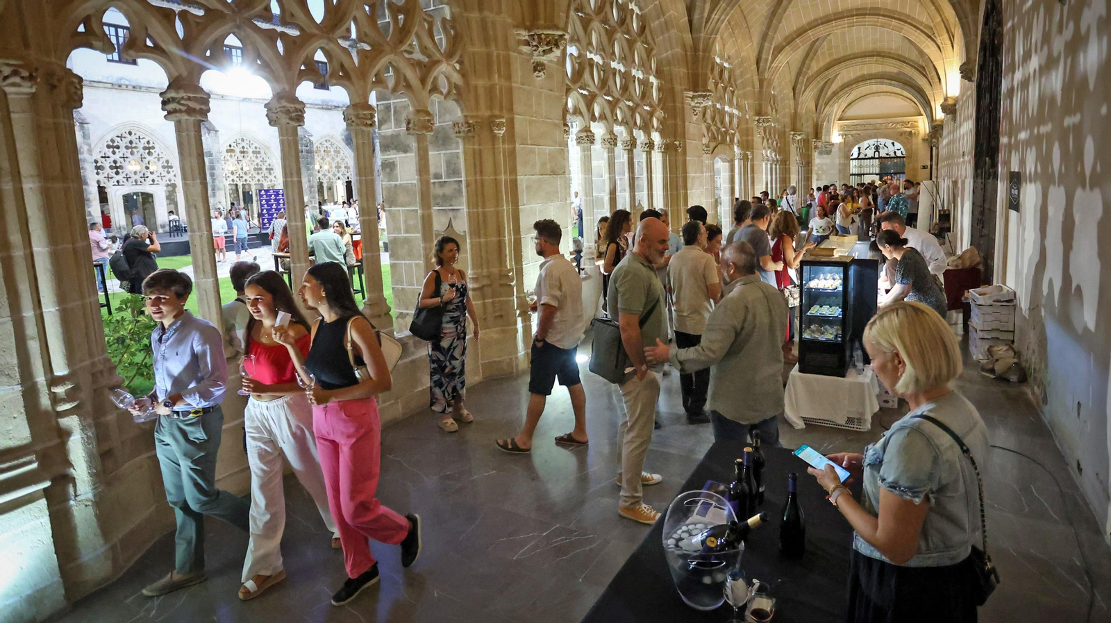 Éxito de 'Entrevinos tintos y blancos' en los Claustros de Jerez