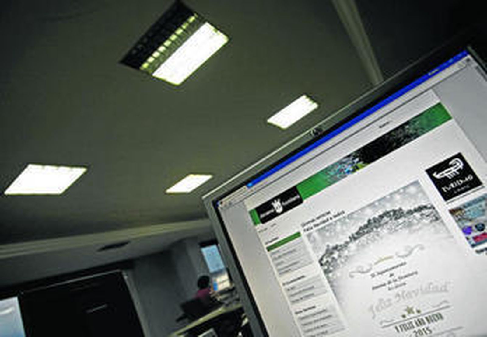 Un usuario consulta la página 'web' de Jimena de la Frontera, considerada como la que menos información aporta al ciudadano.